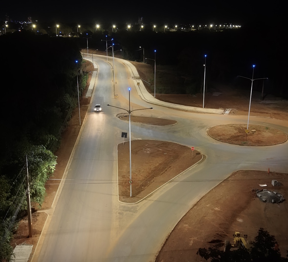 Nova via de acesso à região norte de Palmas recebe iluminação em LED e instalação de defensas metálicas