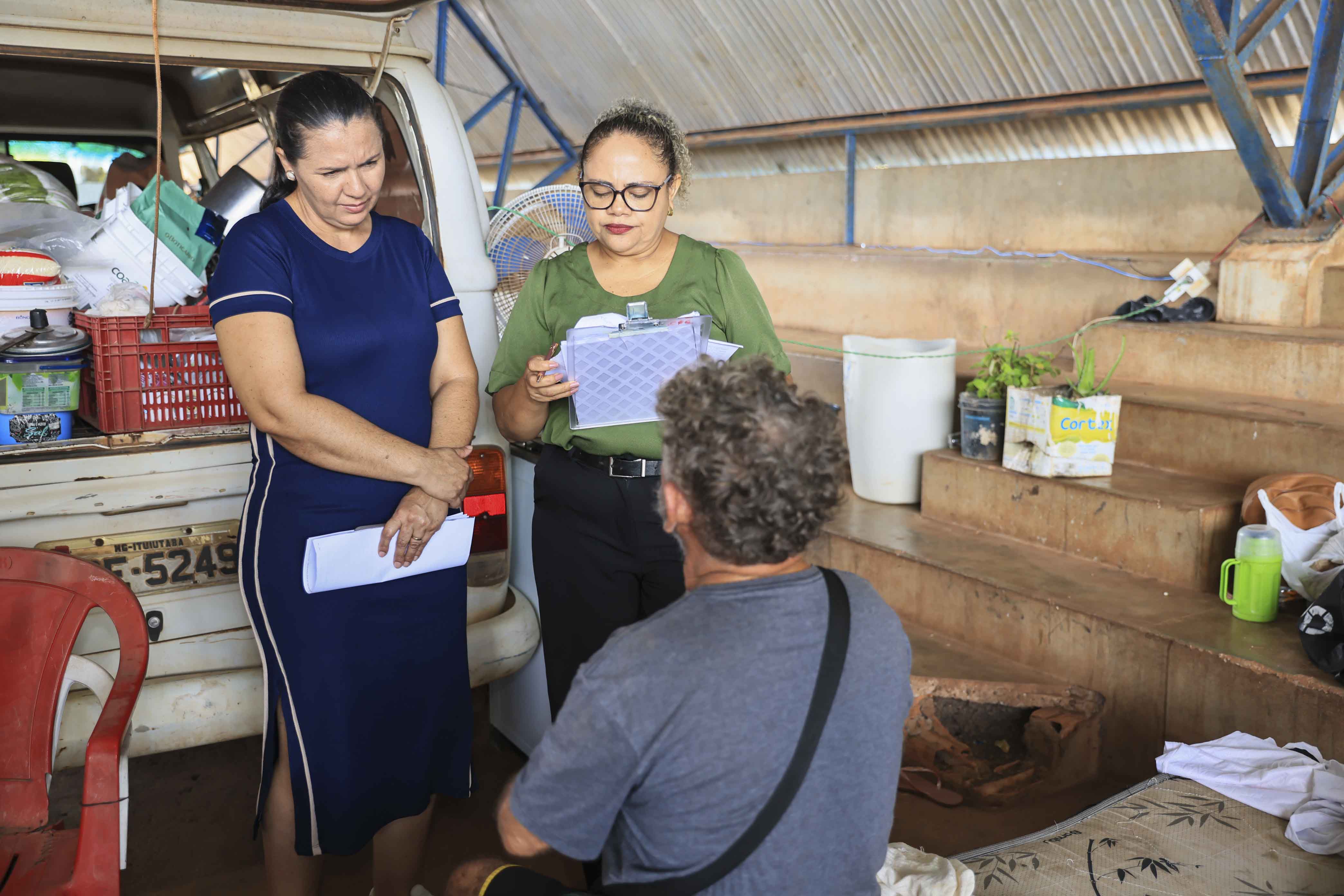 Prefeitura de Palmas acompanha famílias desalojadas do setor fumaça