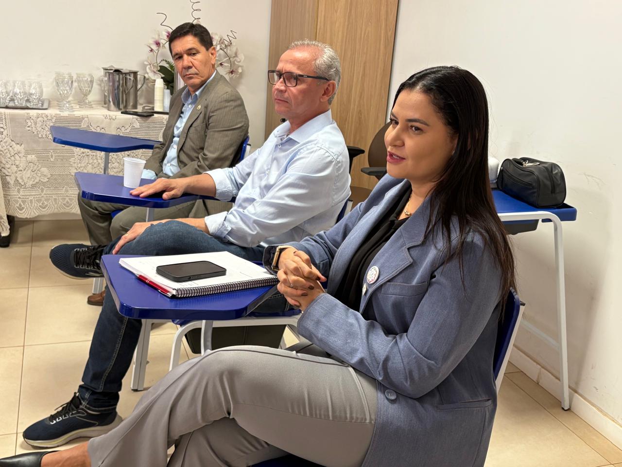 A secretária da Educação, Anice Moura, fez uma apresentação institucional da rede municipal de ensino de Palmas, abordando a sua história, abrangência e estrutura