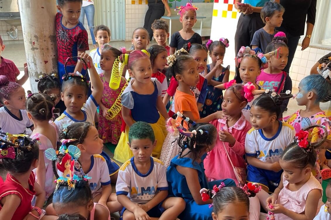 A festa no Cmei Fontes do Saber  incluiu brincadeira do Cabelo Maluco