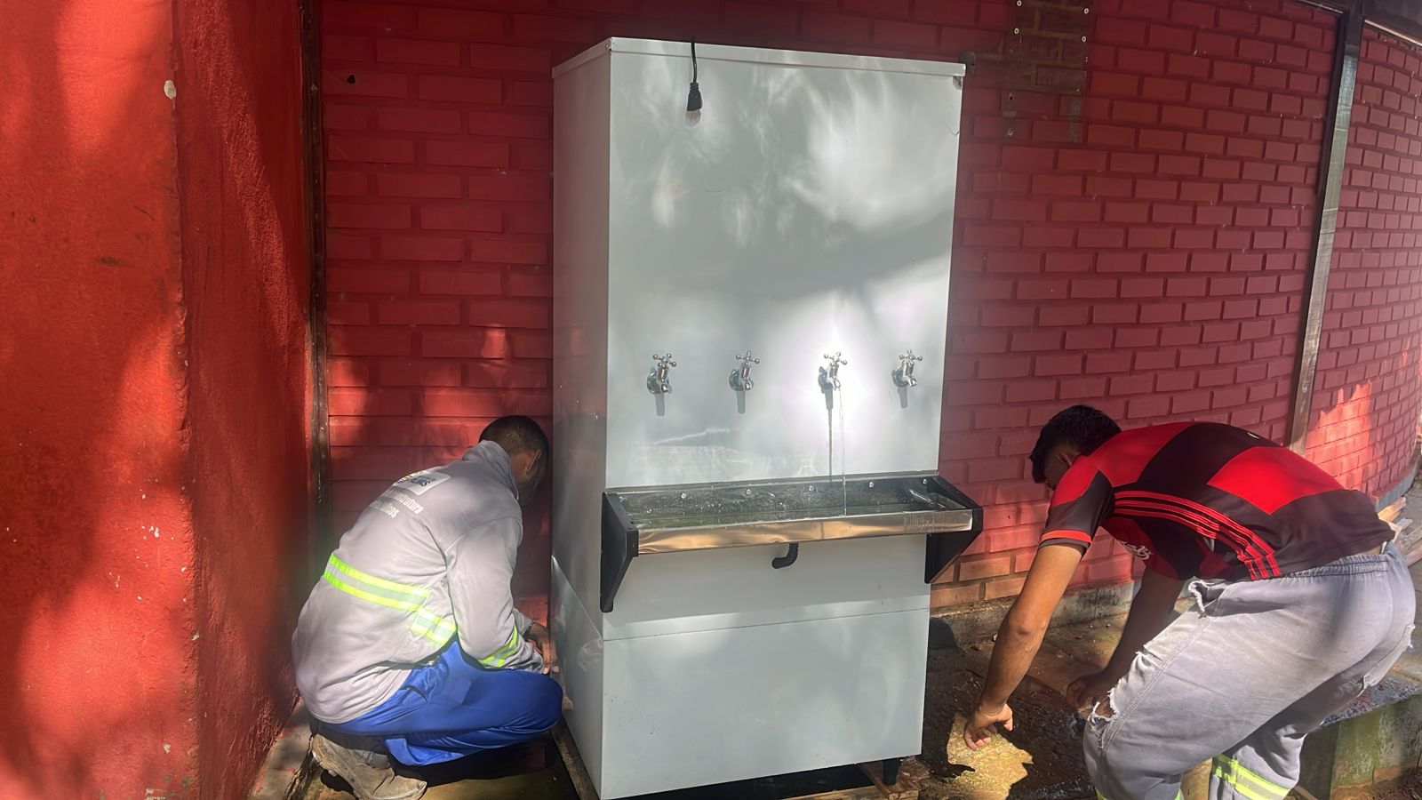 Equipe da Seisp realiza troca de bebedouros da pista de caminhada do Parque Cesamar