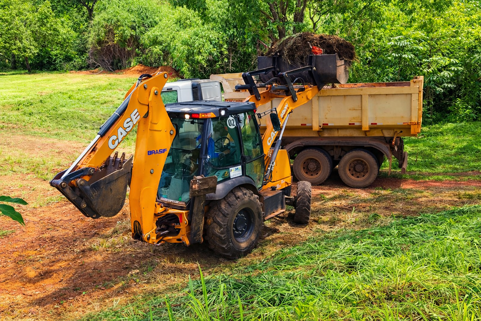 Prefeitura realiza limpeza de áreas verdes e vias públicas no setor Santa Bárbara