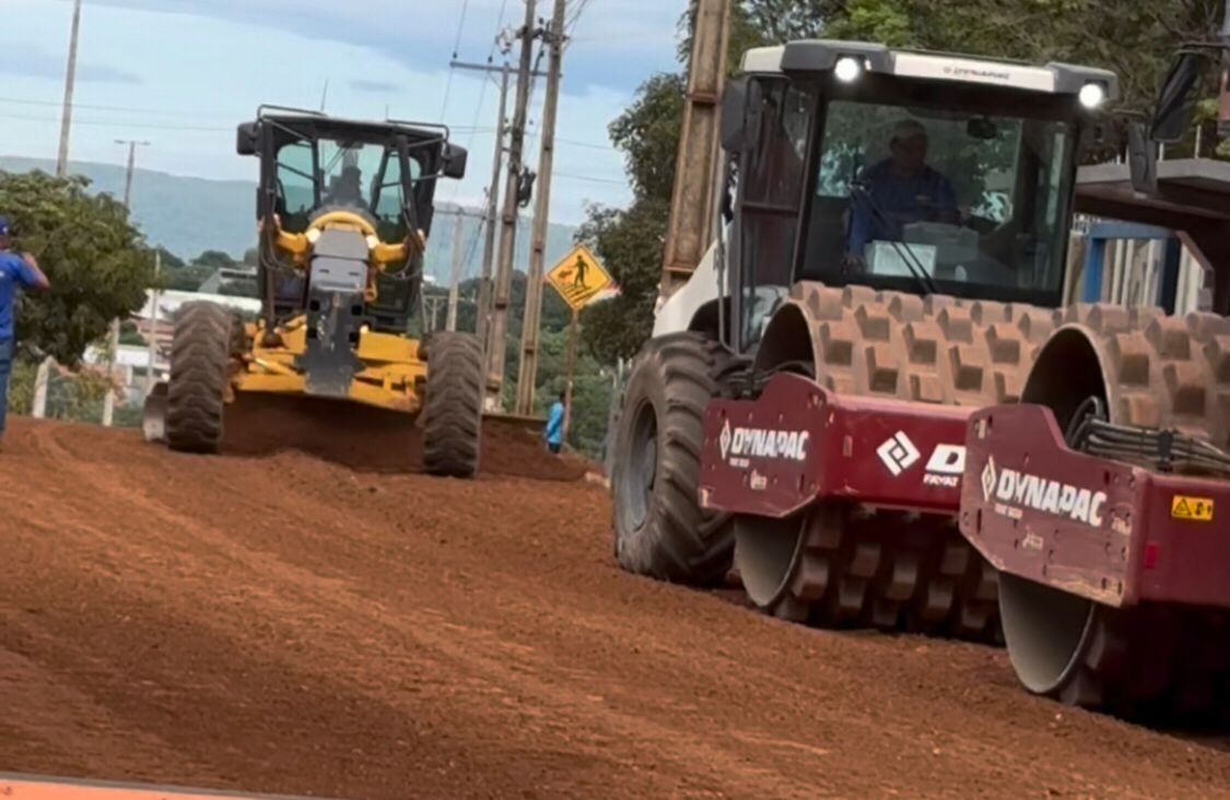 Obra da Prefeitura de Palmas para reestruturação da base asfáltica em avenida do Aureny III 