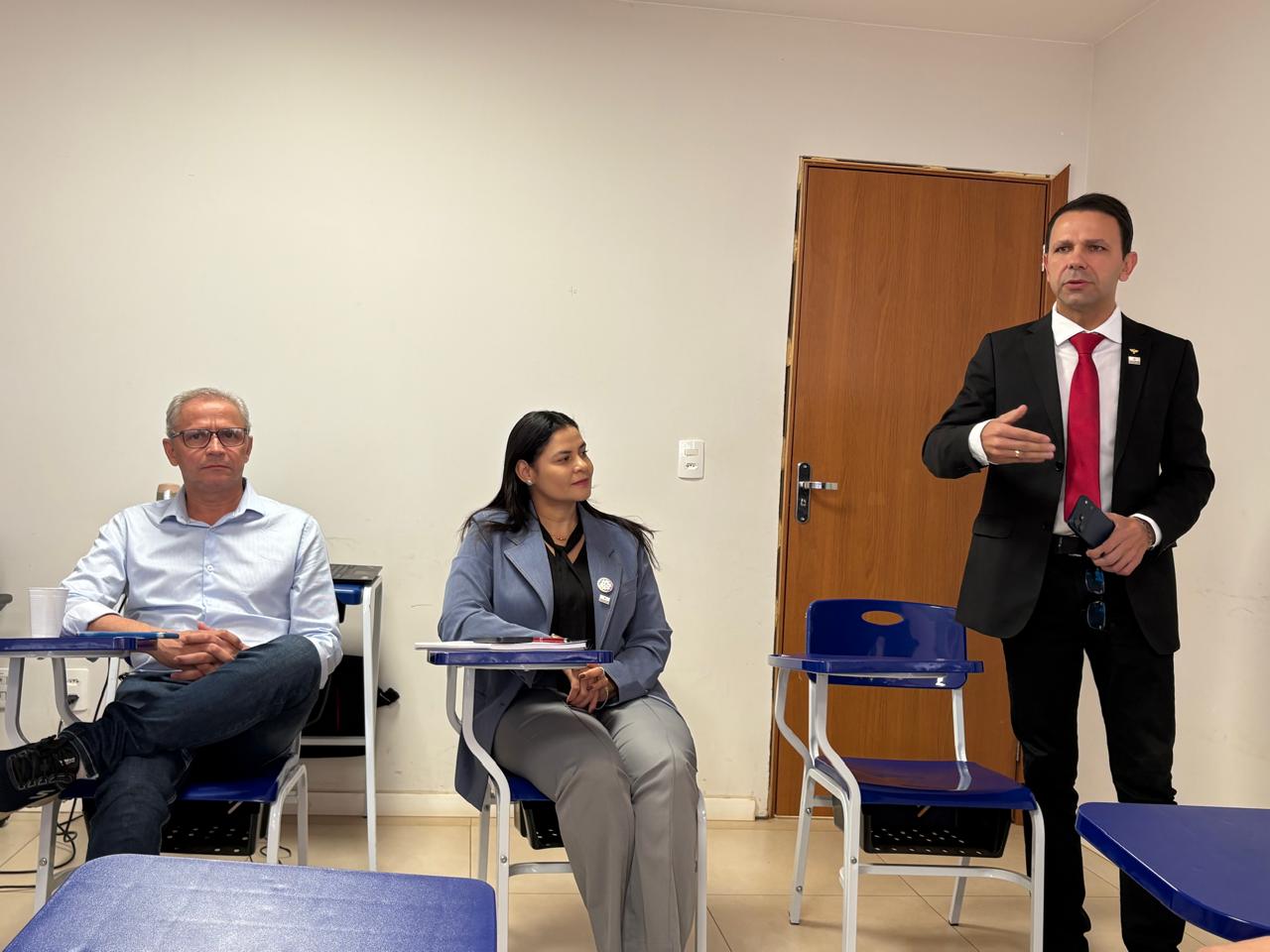 O secretário de gabinete Carlos Antônio da Costa Junior, que na ocasião, representou o prefeito de Palmas, Eduardo Siqueira Campos, deu boas vindas aos doutorandos e falou um pouco sobre a gestão na educação de Palmas