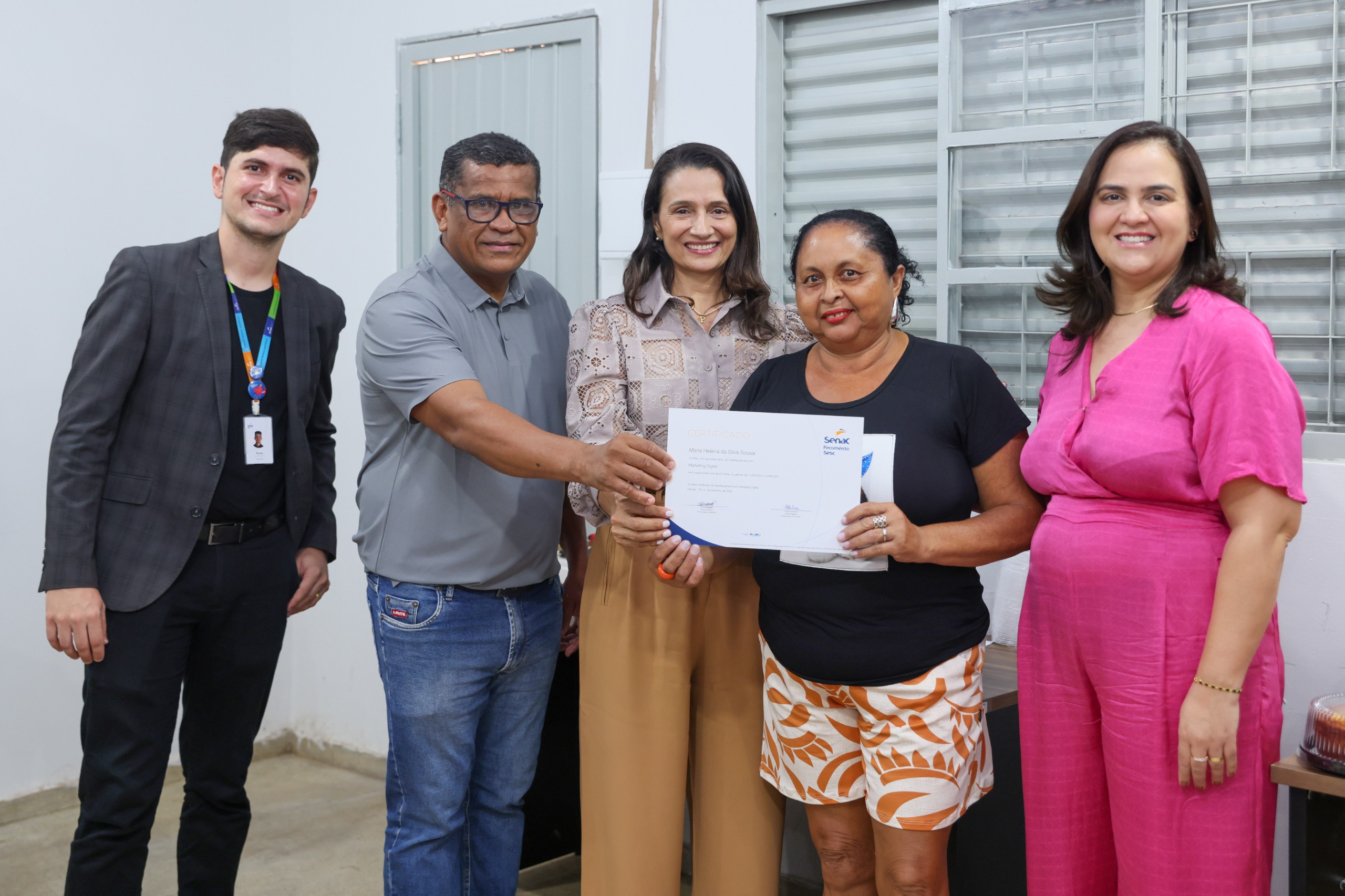 A dona de casa Maria Helena  (2ª à esq.) vai usar os novos conhecimentos para impulsionar as vendas no brechó que mantém em sua casa