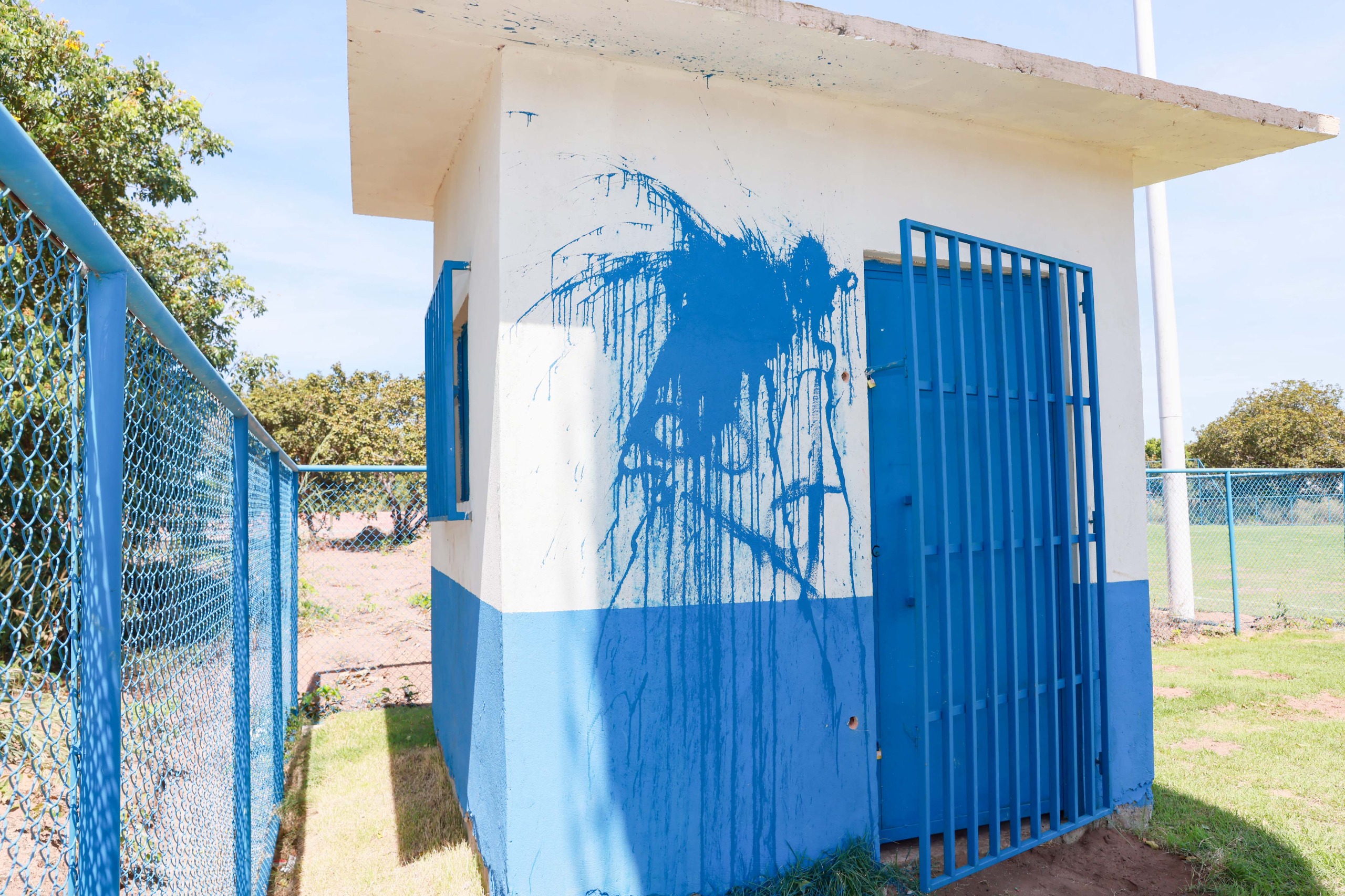 Ação de vândalos no campo de futebol recém inaugurado no Taquari - Foto Francisco Barros