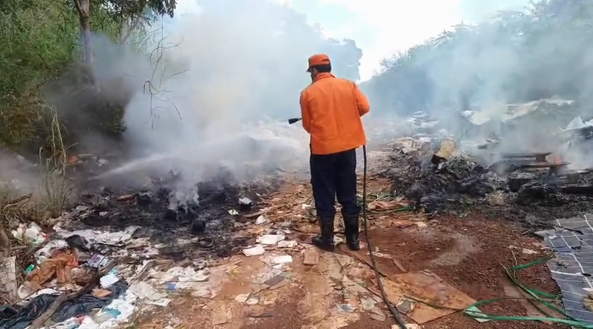 Defesa Civil de Palmas combate foco de incêndio em área de descarte irregular próximo a rodovia