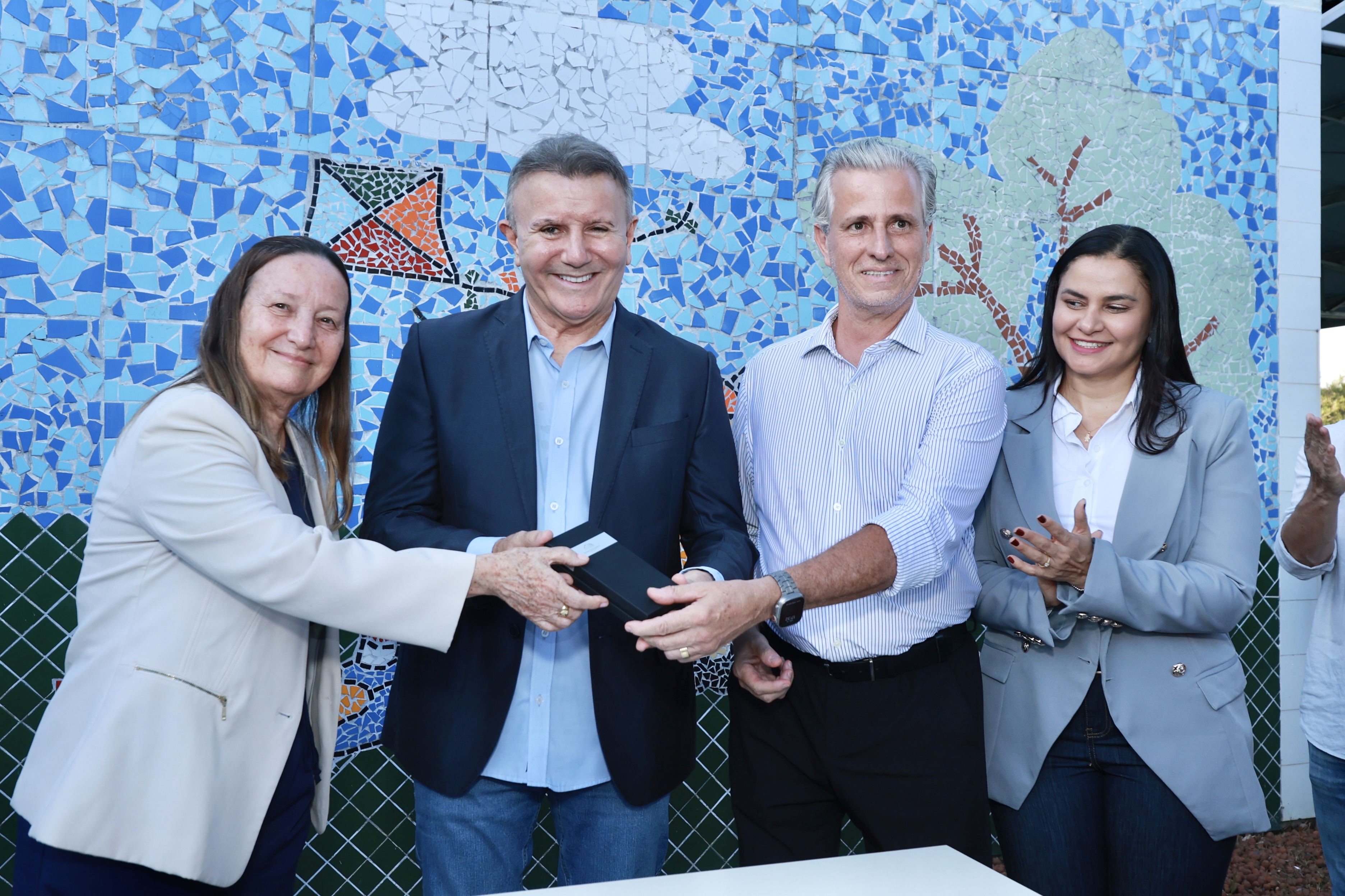 Juiz auxiliar da Presidência, Esmar Custódio Vêncio (ao lado do prefeito Eduardo Siqueira Campos), pai da criança que dá nome ao prédio, entregou as chaves do prédio