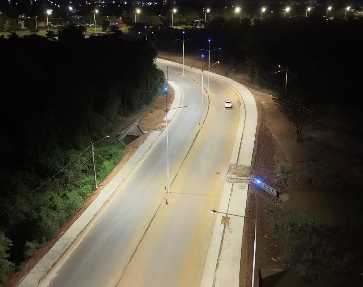 Nova via de acesso à região norte de Palmas recebe iluminação em LED e instalação de defensas metálicas