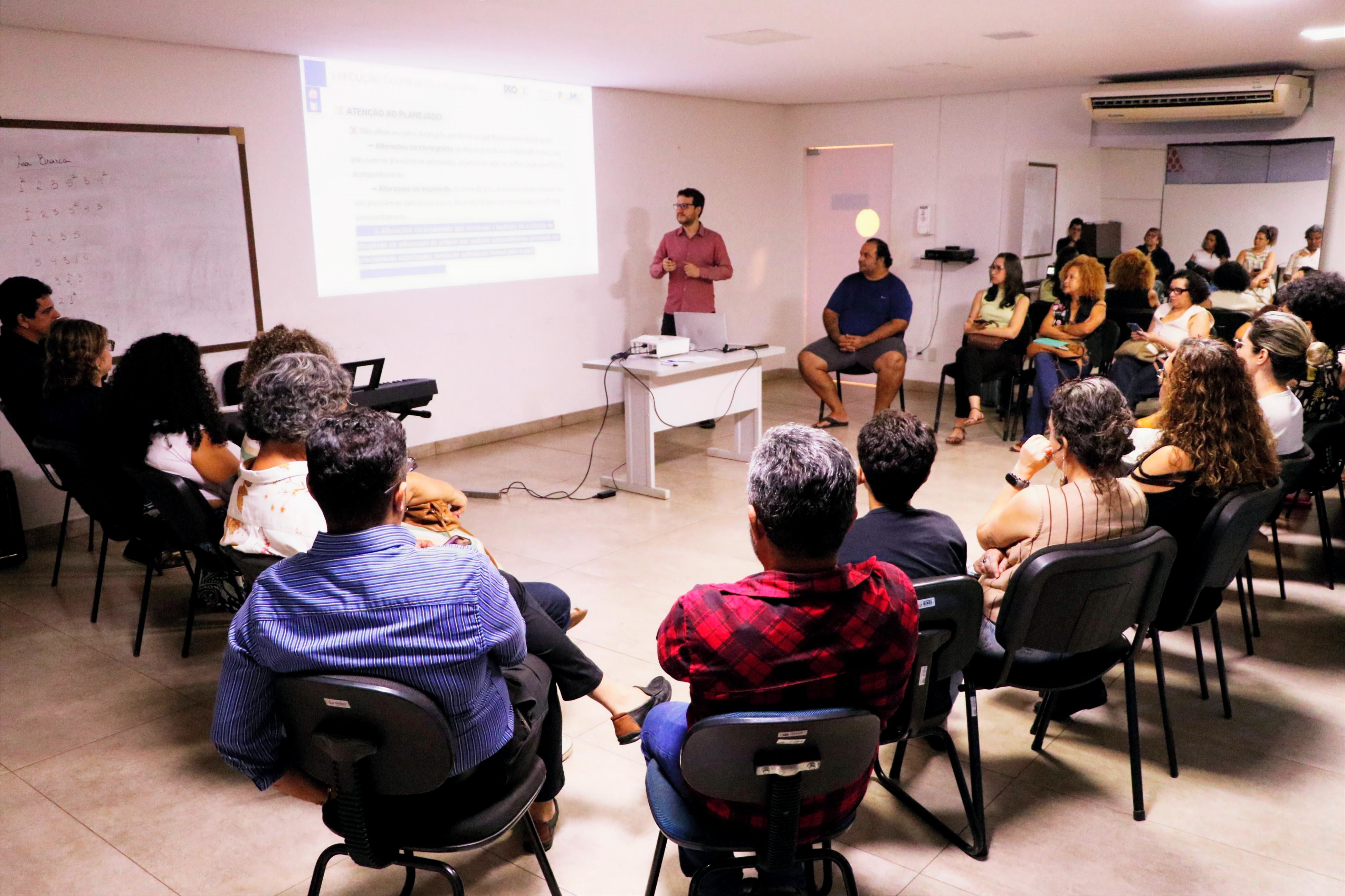 Fundação Cultural de Palmas orienta projetos selecionados no Promic 2025 e reforça investimento na economia cultural