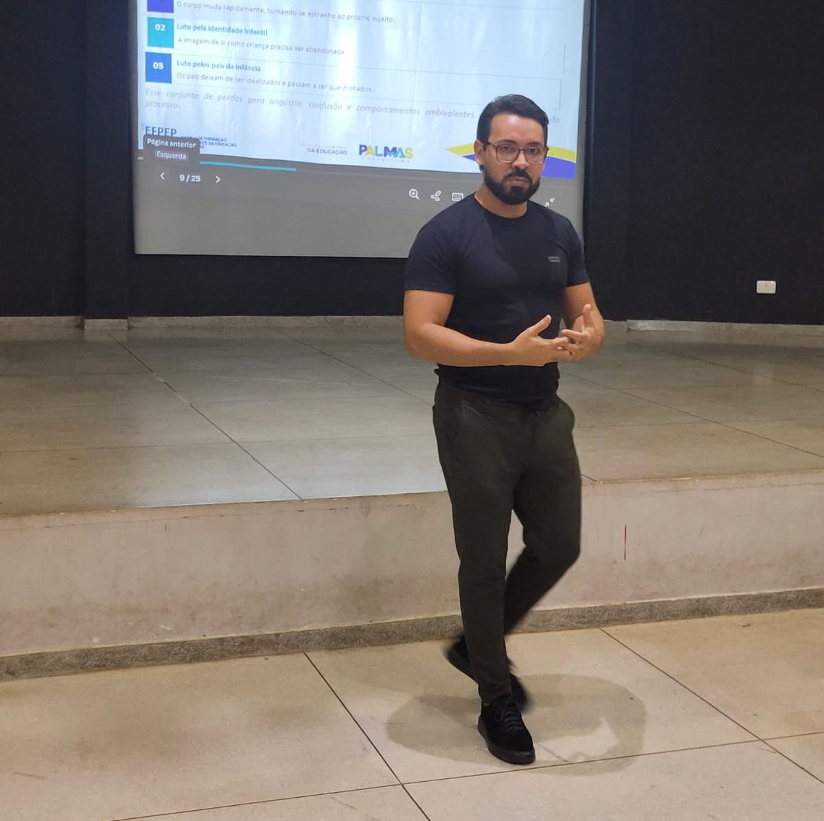  Servidor municipal e coordenador do Programa Saúde do Educador, Wagner Charles Soares de Barros durante sua ministração - Foto: Divulgação