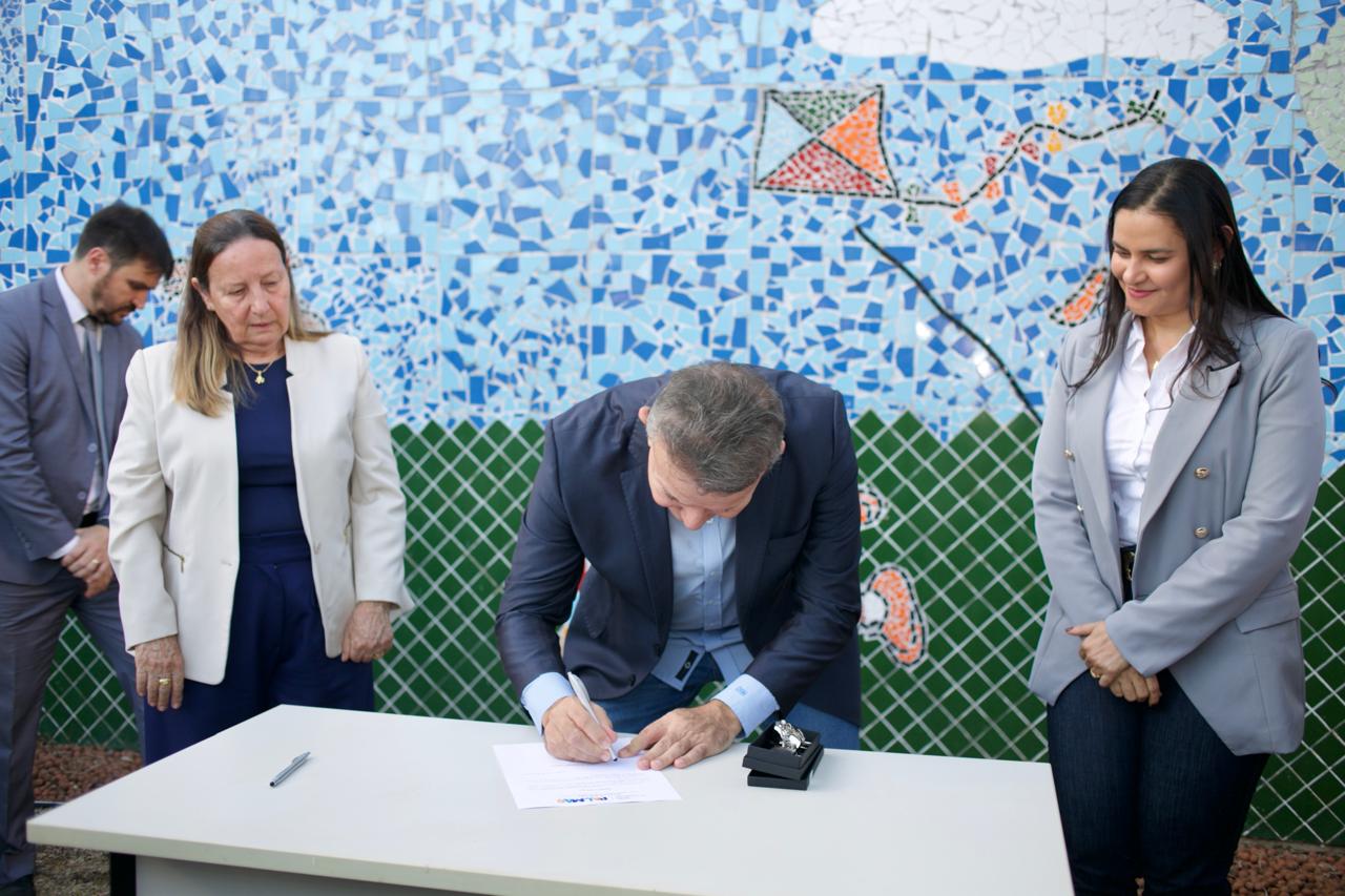 Prefeito Eduardo Siqueira Campos, assina ordem de serviço para reforma