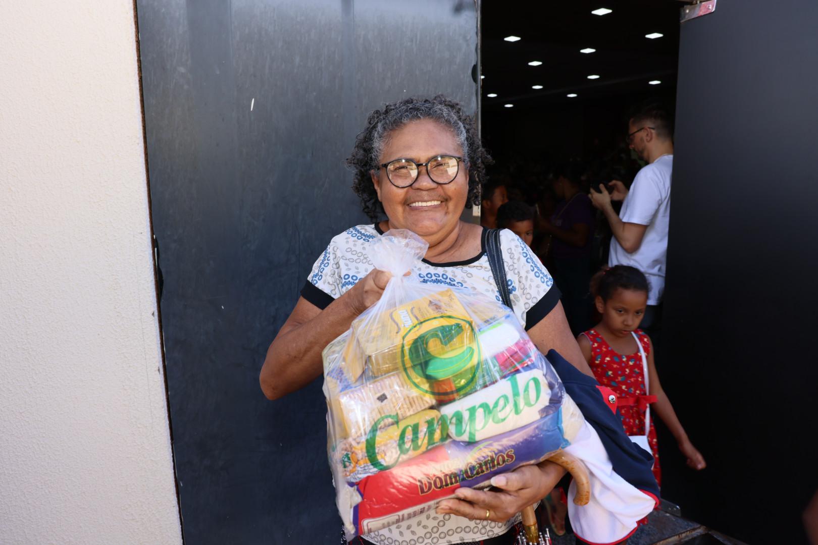 Neste domingo foi a vez das moradoras da região sul serem beneficiadas com doação de cestas básicas 