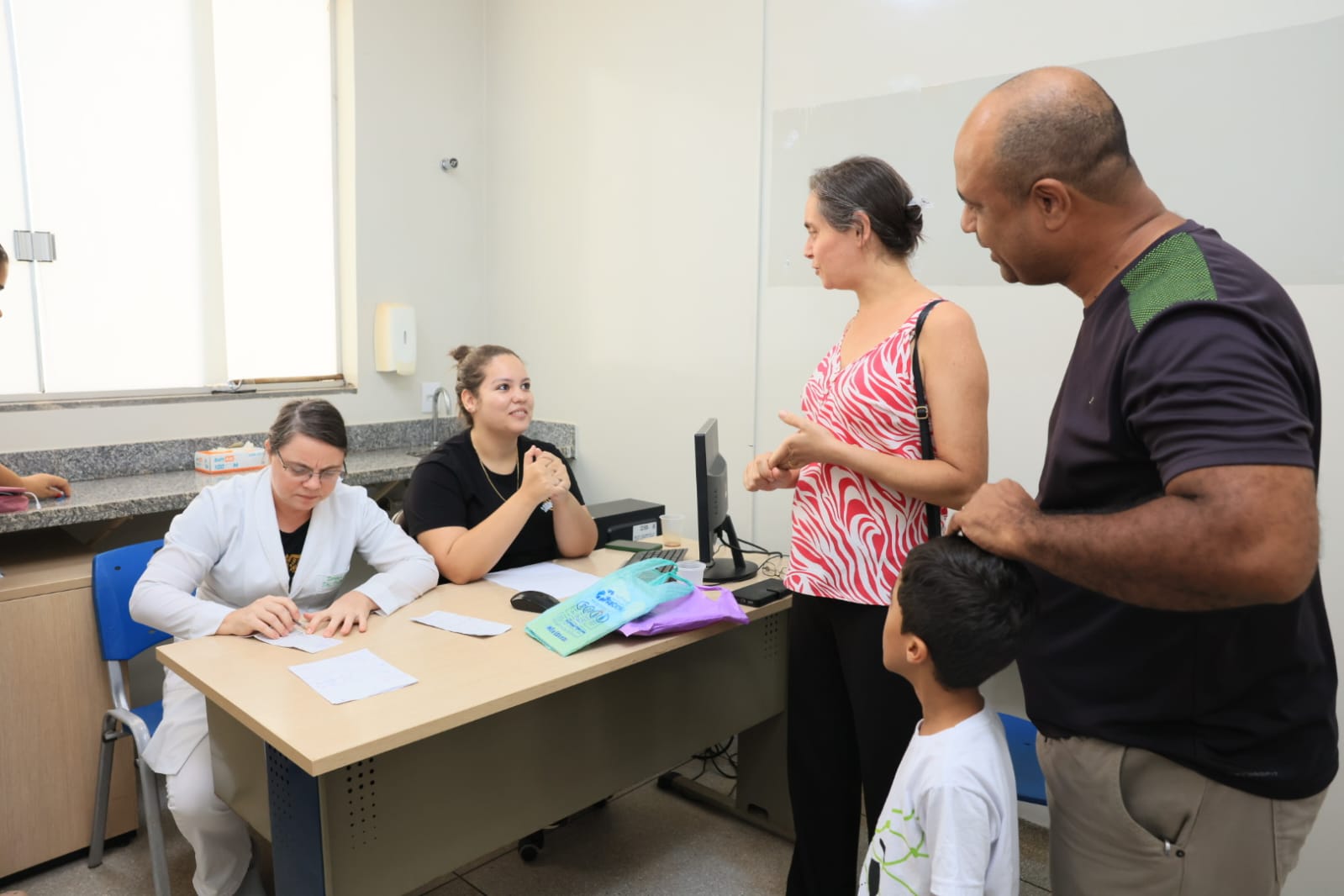Famílias aproveitam o sábado, 14, para garantir vacina contra a gripe em Palmas
