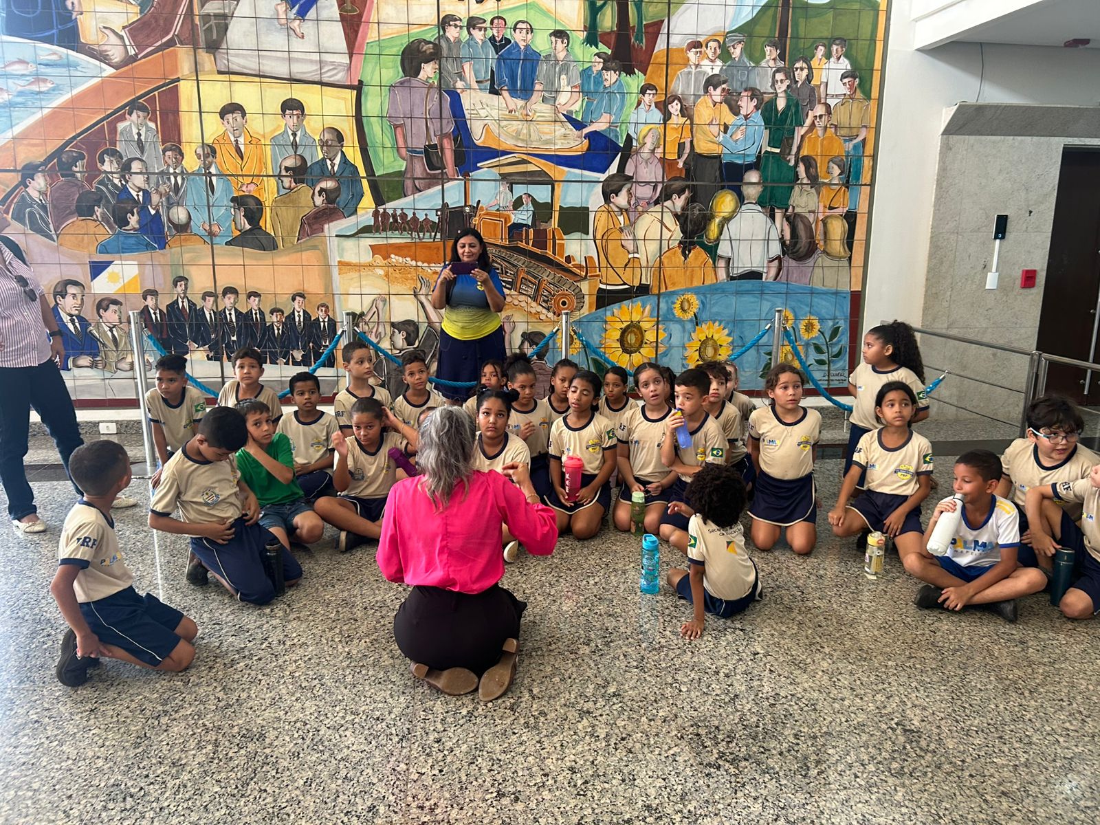 Estudantes da ETI Anísio Teixeira exploram pontos históricos e aprendem sobre a história da Capital