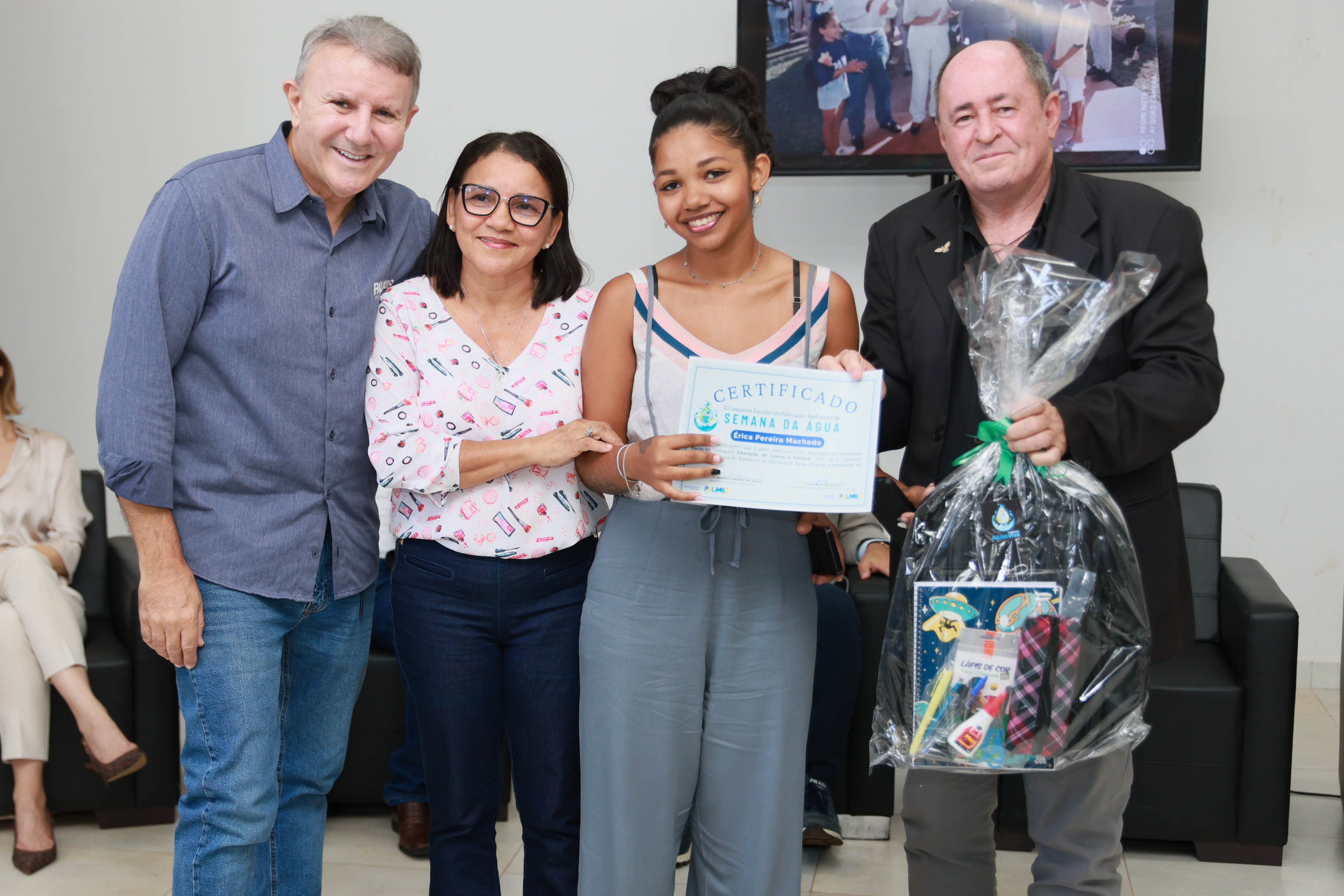 Prefeito parabenizou a aluna da EJA Érica Pereira ficou em 2º lugar na categoria RedaçãoFoto: Júnior Suzuki