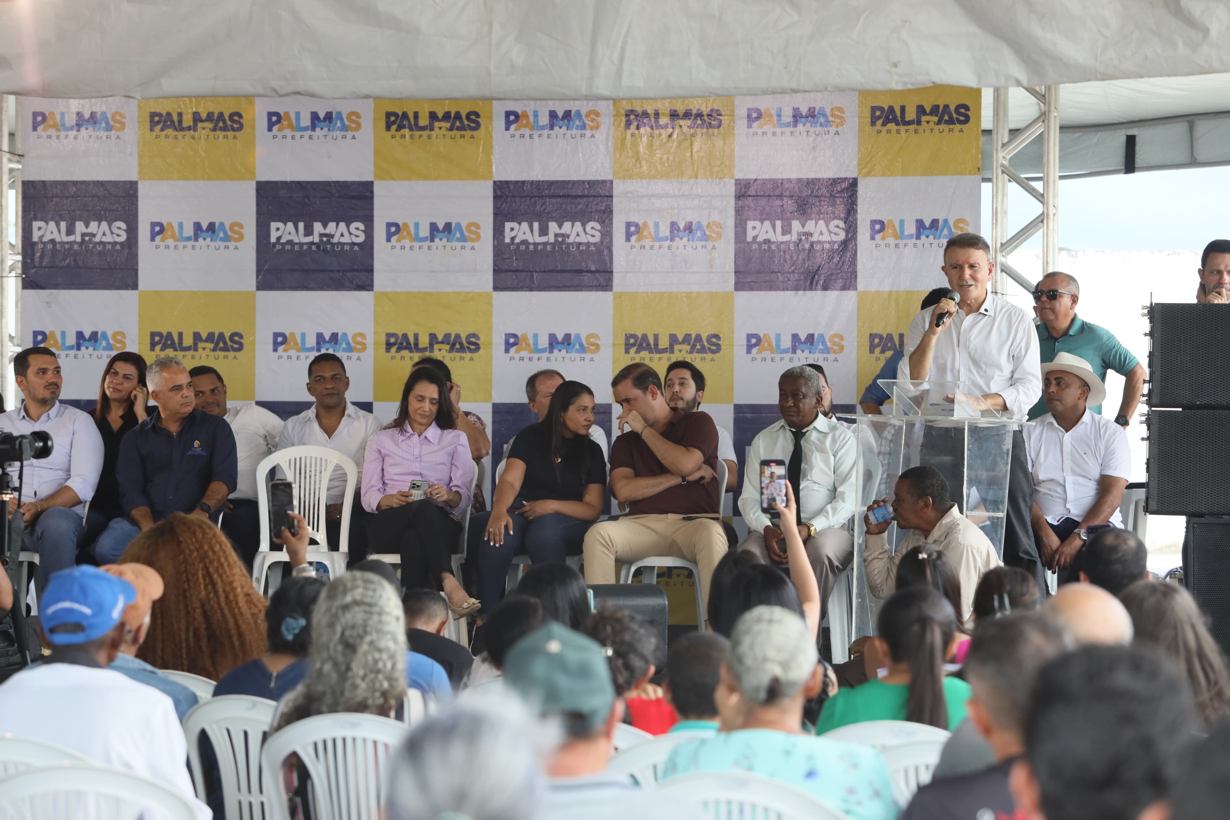 Prefeito Eduardo Siqueira Campos,  fala sobre a importância da regularização dos bairros. Foto - Edu Fortes