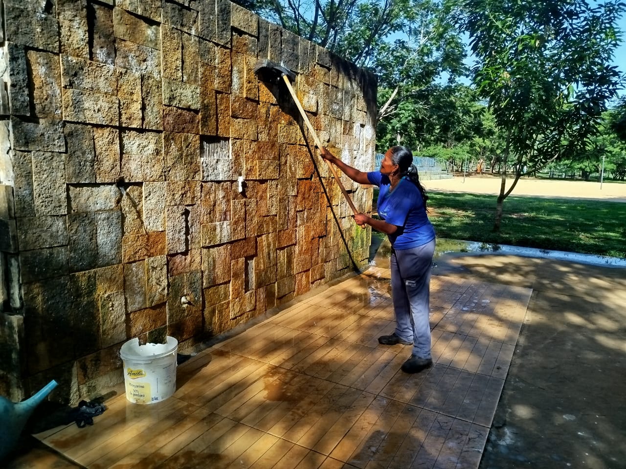 Limpeza no lavatório do Parque dos Povos Indígenas