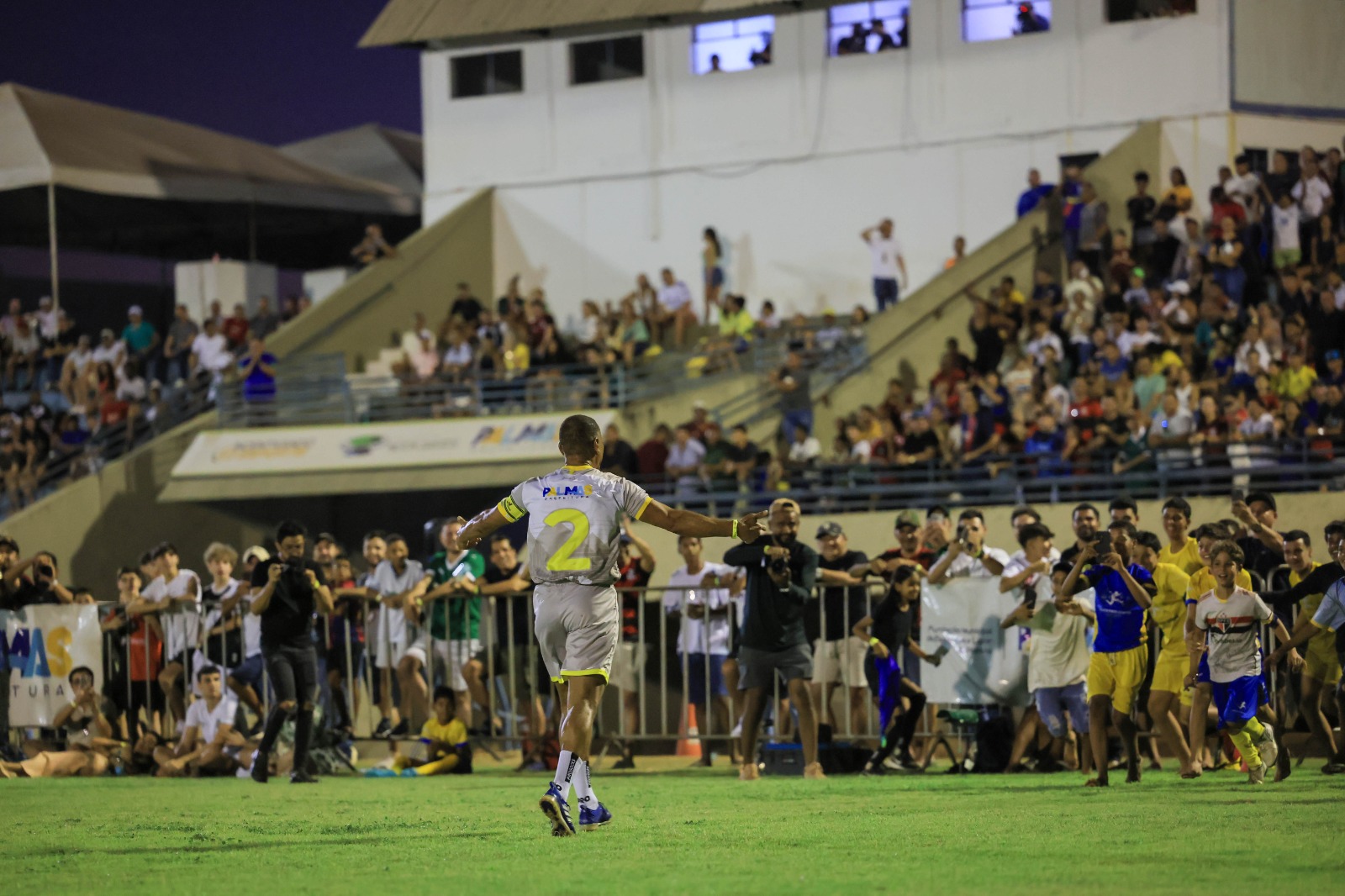 Cafu comemora o primeiro gol do time Cinza