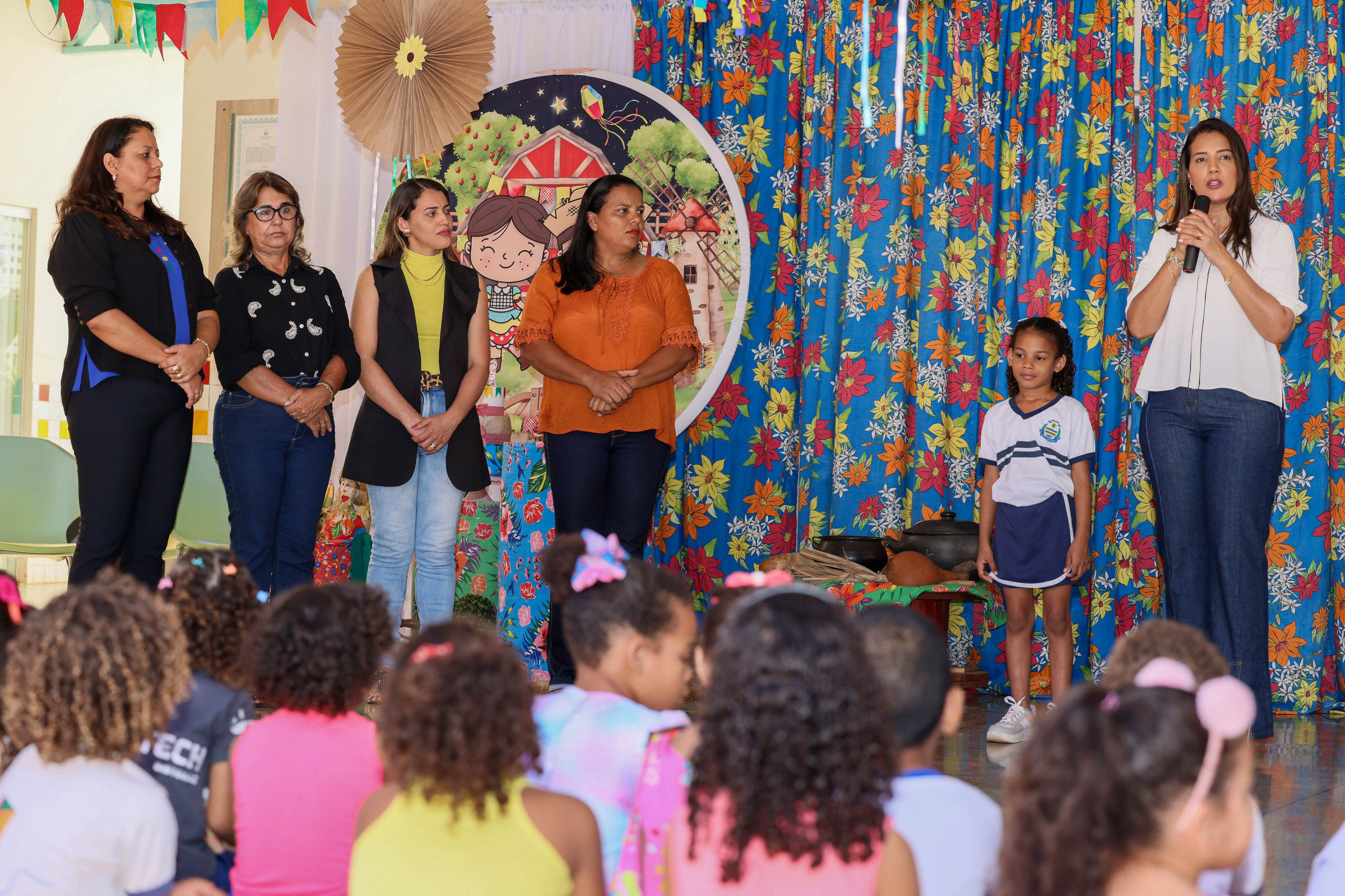 Secretária da Educação, Débora Guedes (à dir), destacou a importância do projeto para a conscientização ambiental no ambiente escolar
