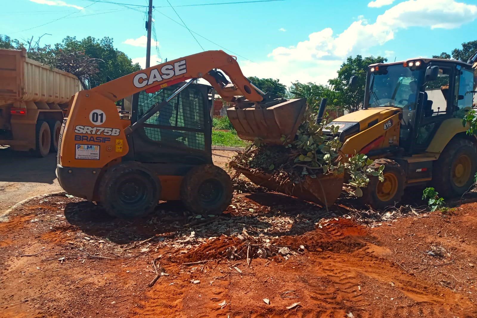 Equipe de limpeza retira entulhos de lote em Buritirana com ajuda de máquinas retroescavadeiras
