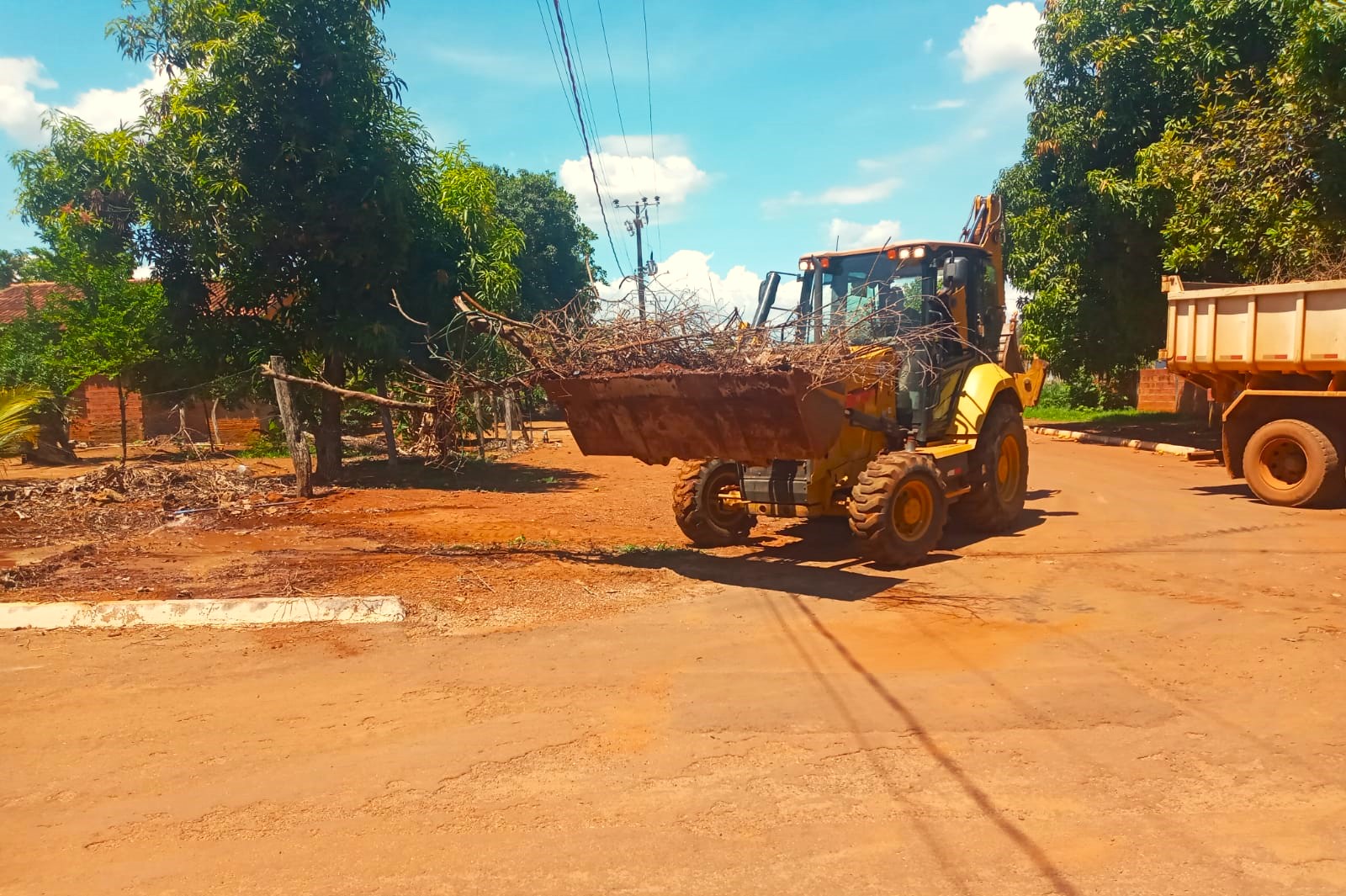 Retirada de entulho no distrito de Buritirana