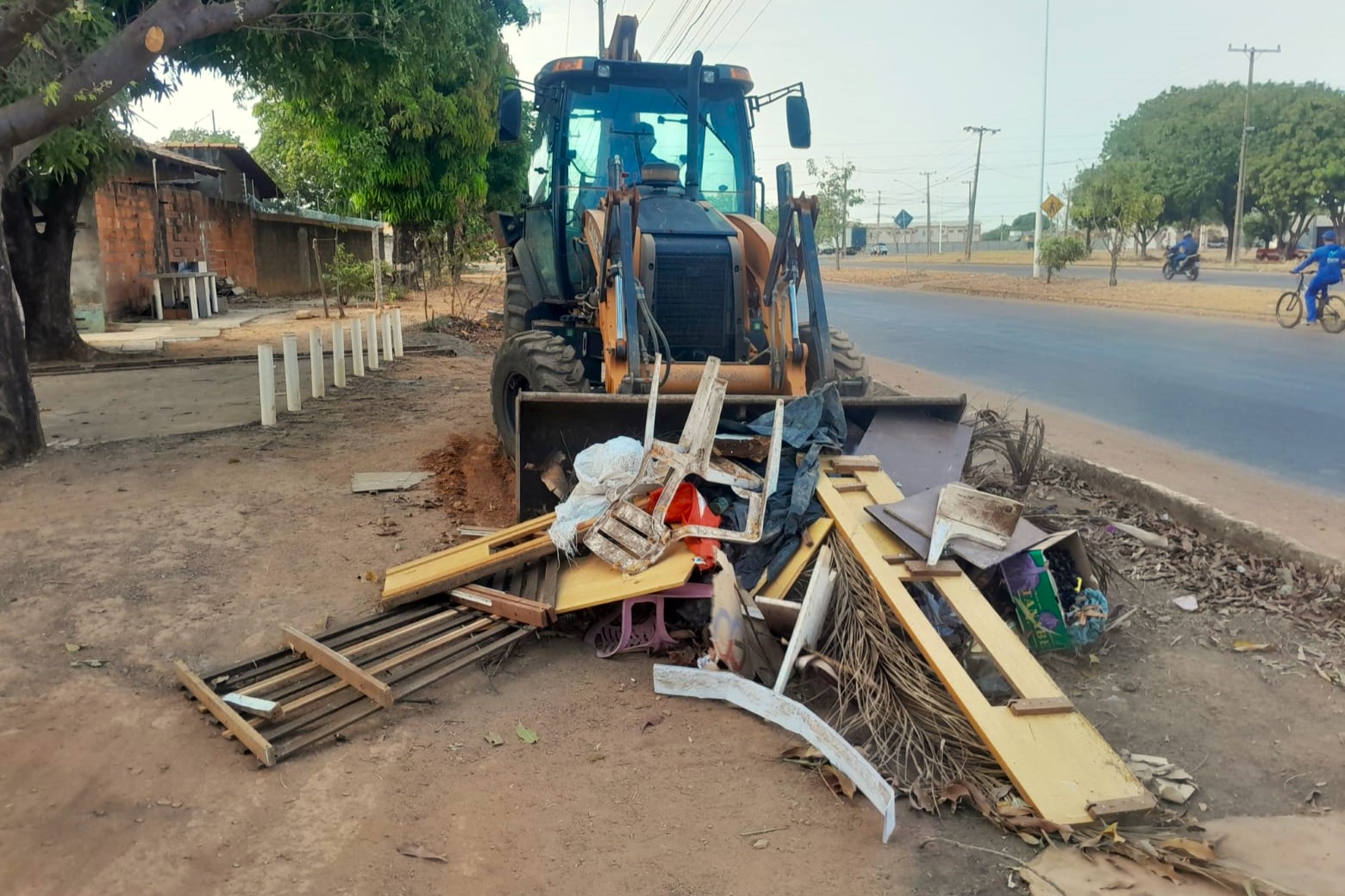 Retirada de entulho na Avenida NS-4 com a Avenida LO-29