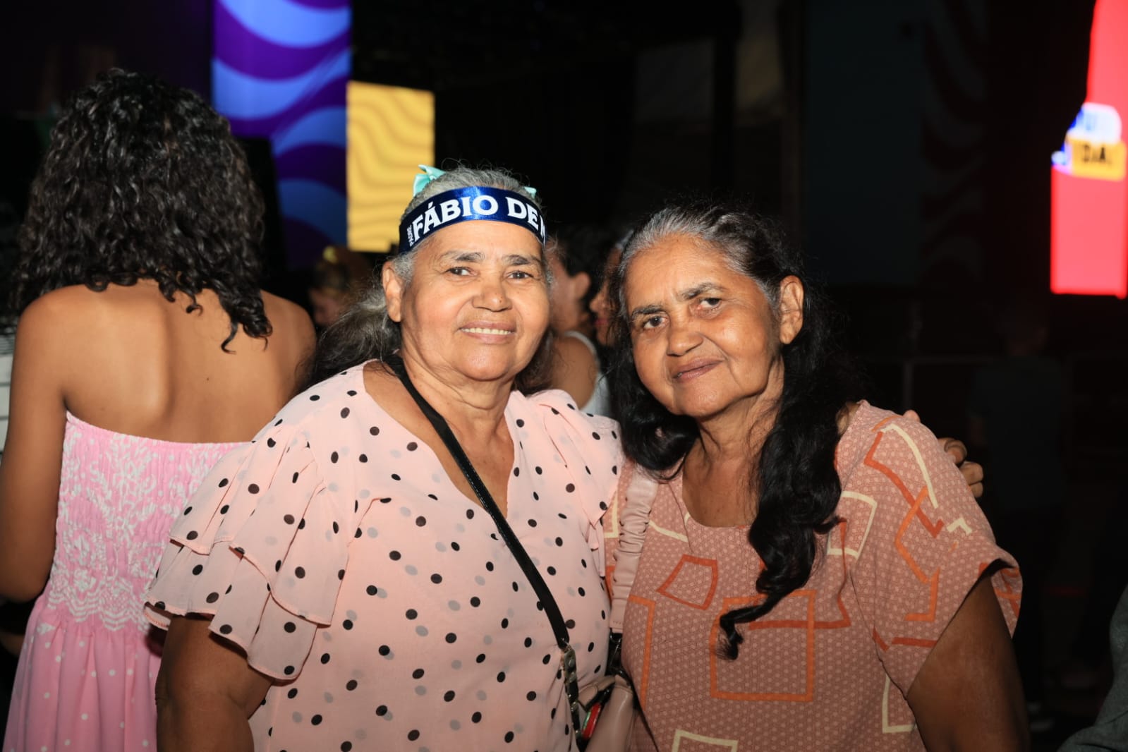 Helena Lima da Silva e Osimeire Lima chegaram cedo para garantir lugar perto do palco - crédito: Francisco Barros