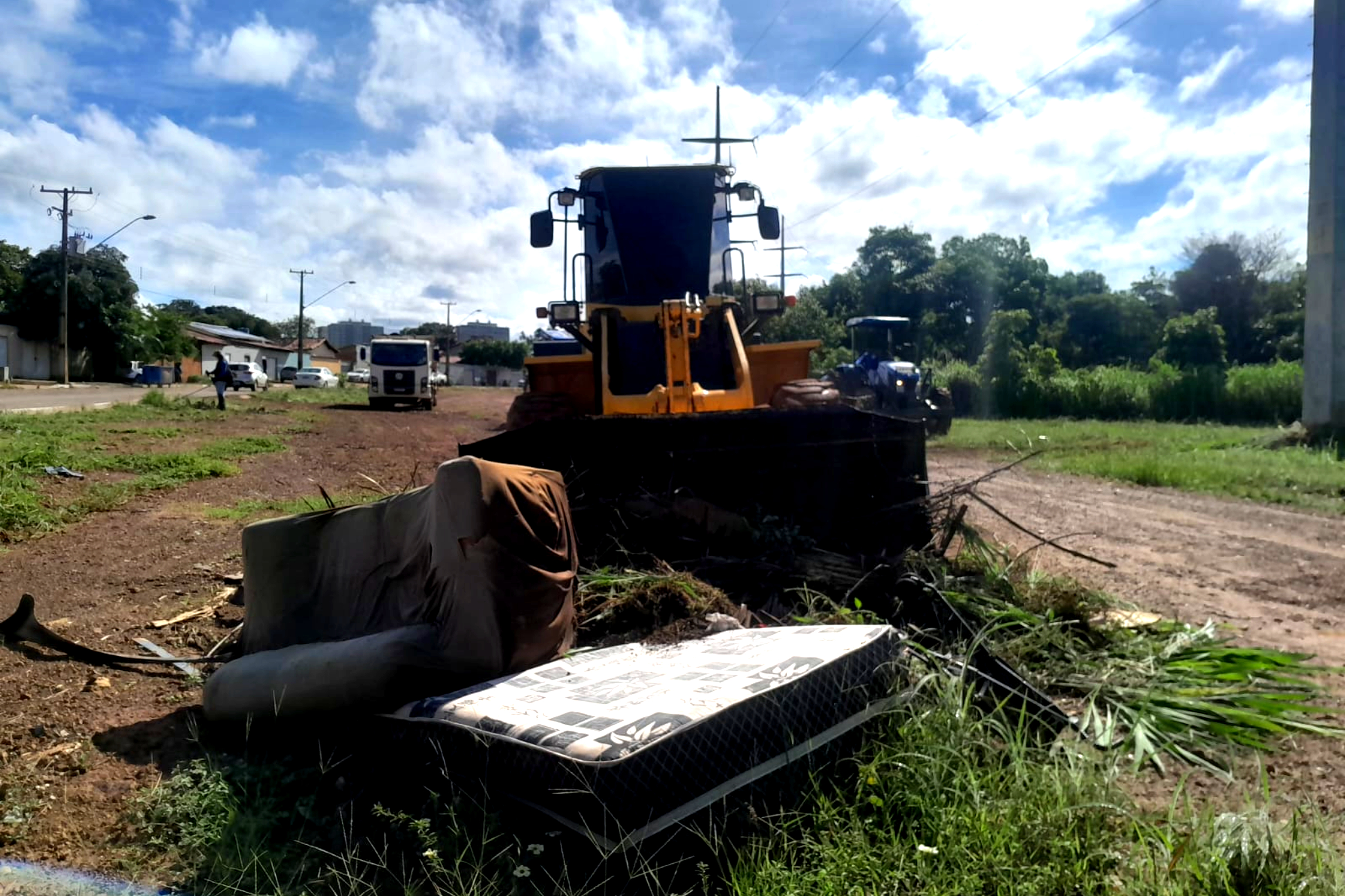 Prefeitura de Palmas recolhe entulhos nas avenidas NS-1 e LO-8