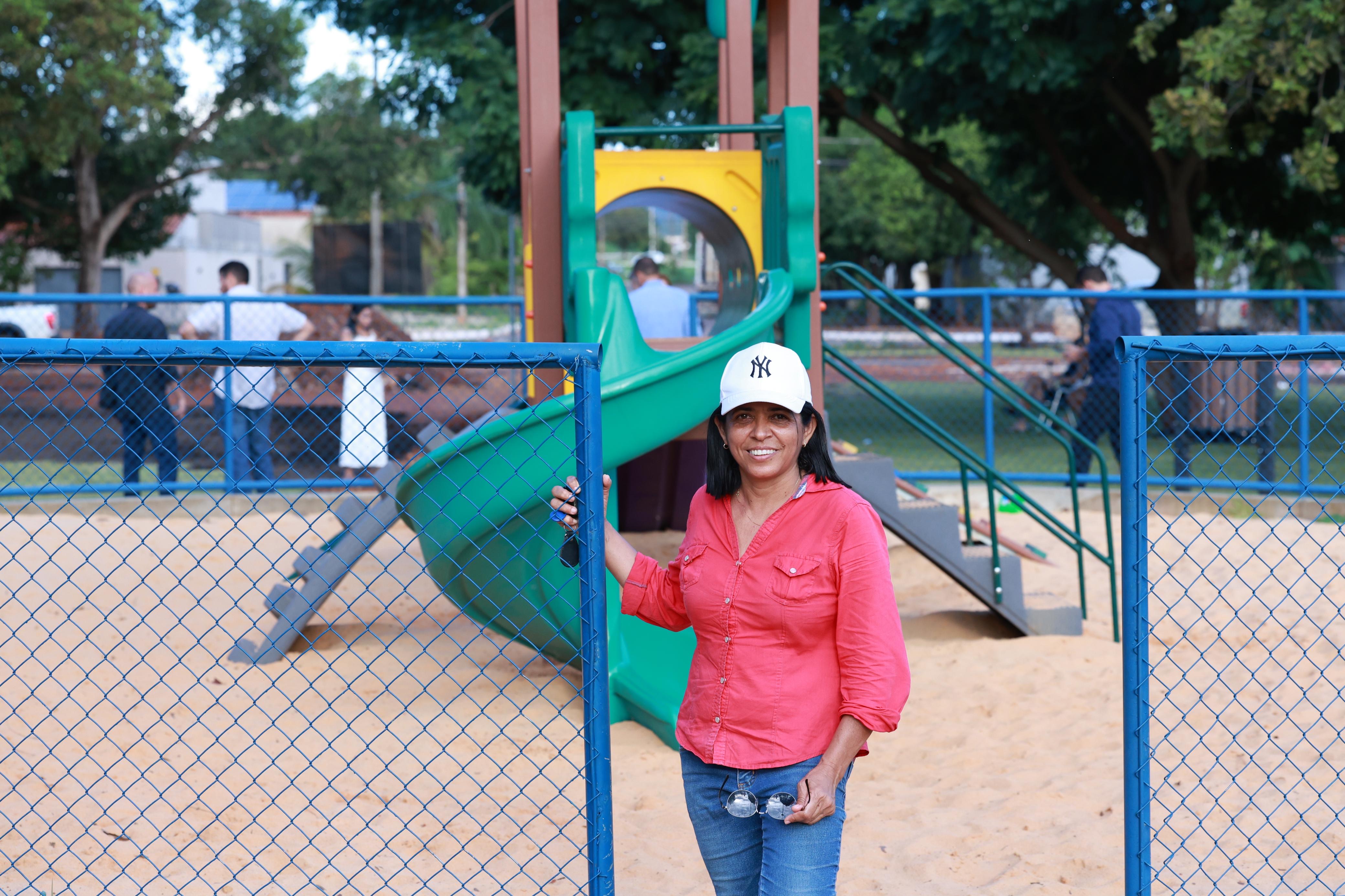Prefeito Eduardo Siqueira acompanha obra da praça da Arne 53, que já alcança 70% de execução