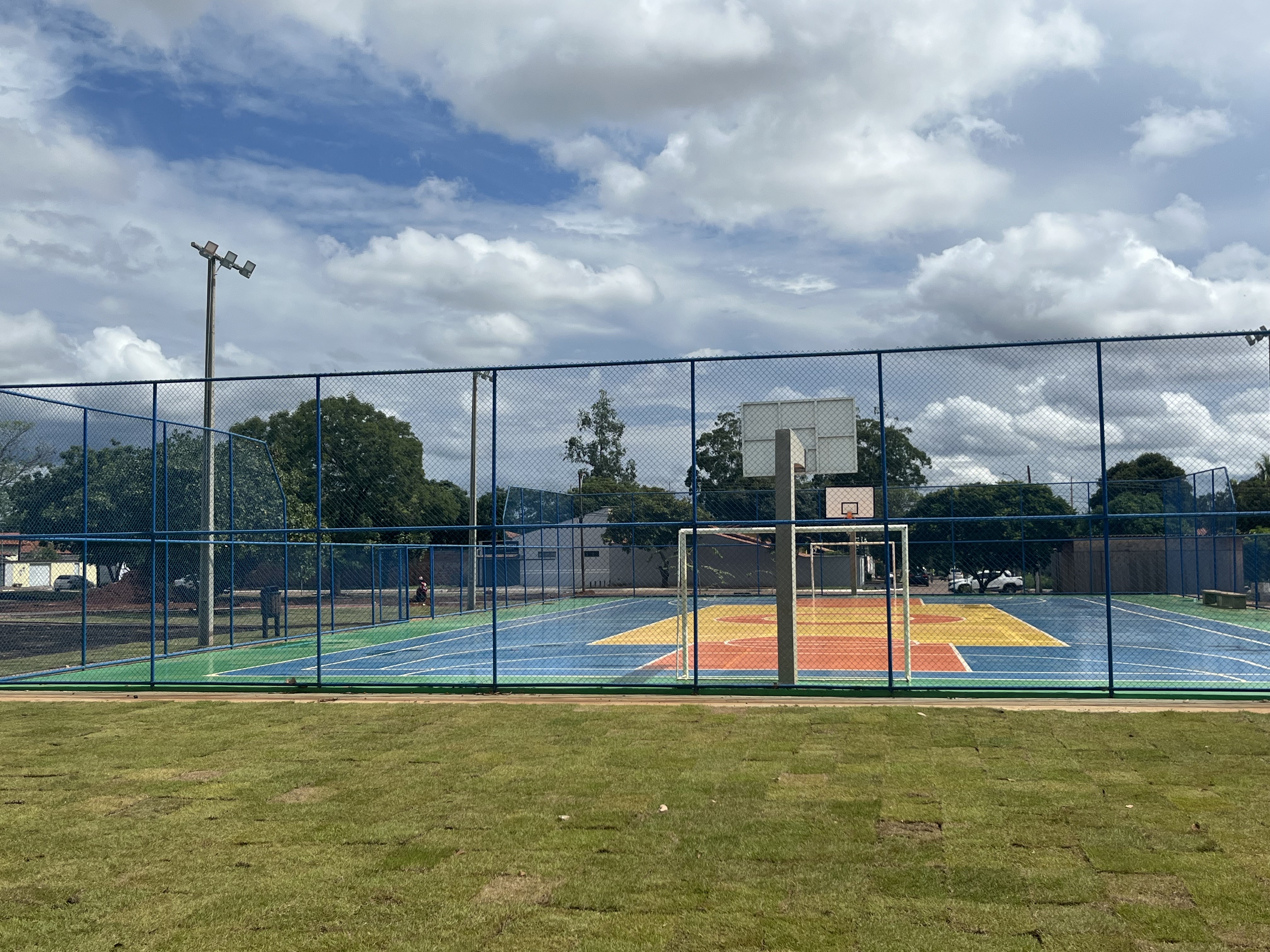 Prefeito Eduardo Siqueira acompanha obra da praça da Arne 53, que já alcança 70% de execução