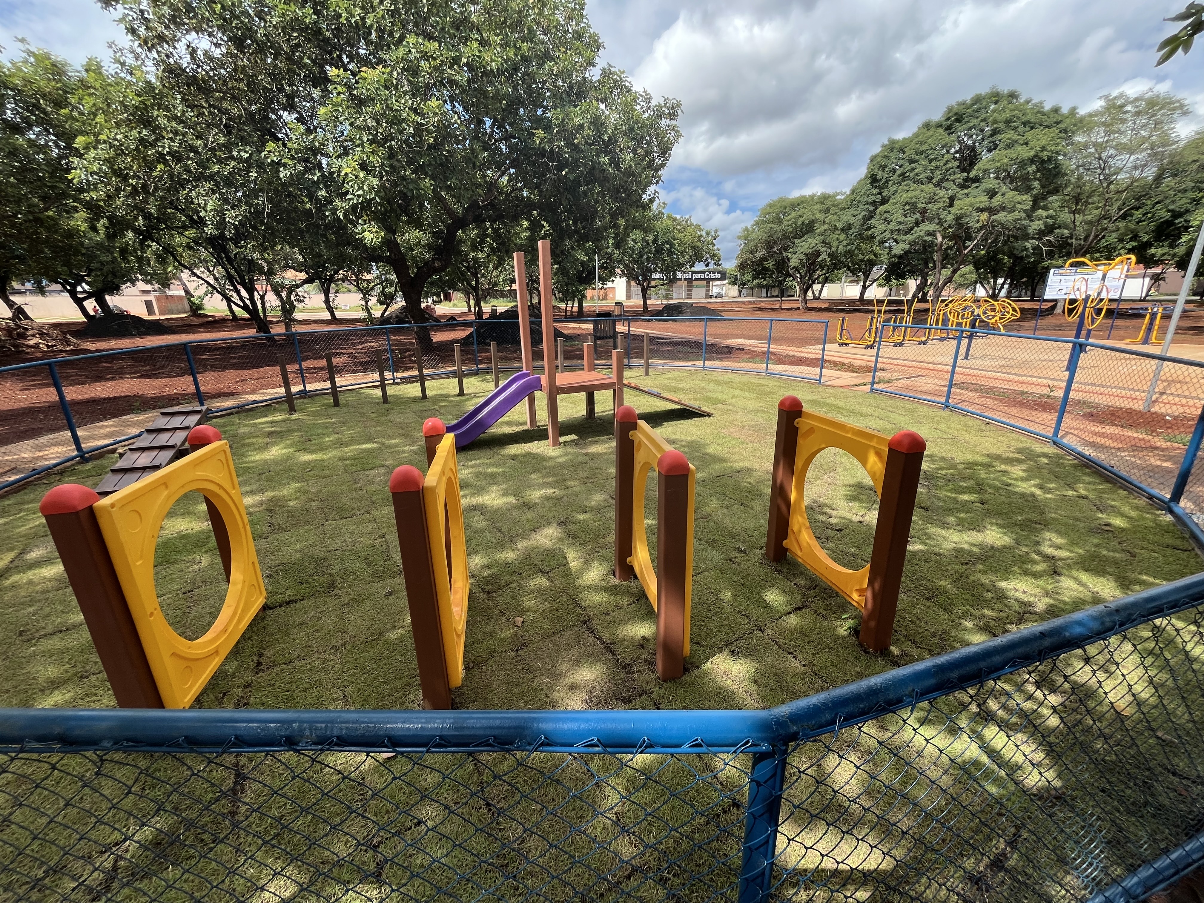 Prefeito Eduardo Siqueira acompanha obra da praça da Arne 53, que já alcança 70% de execução