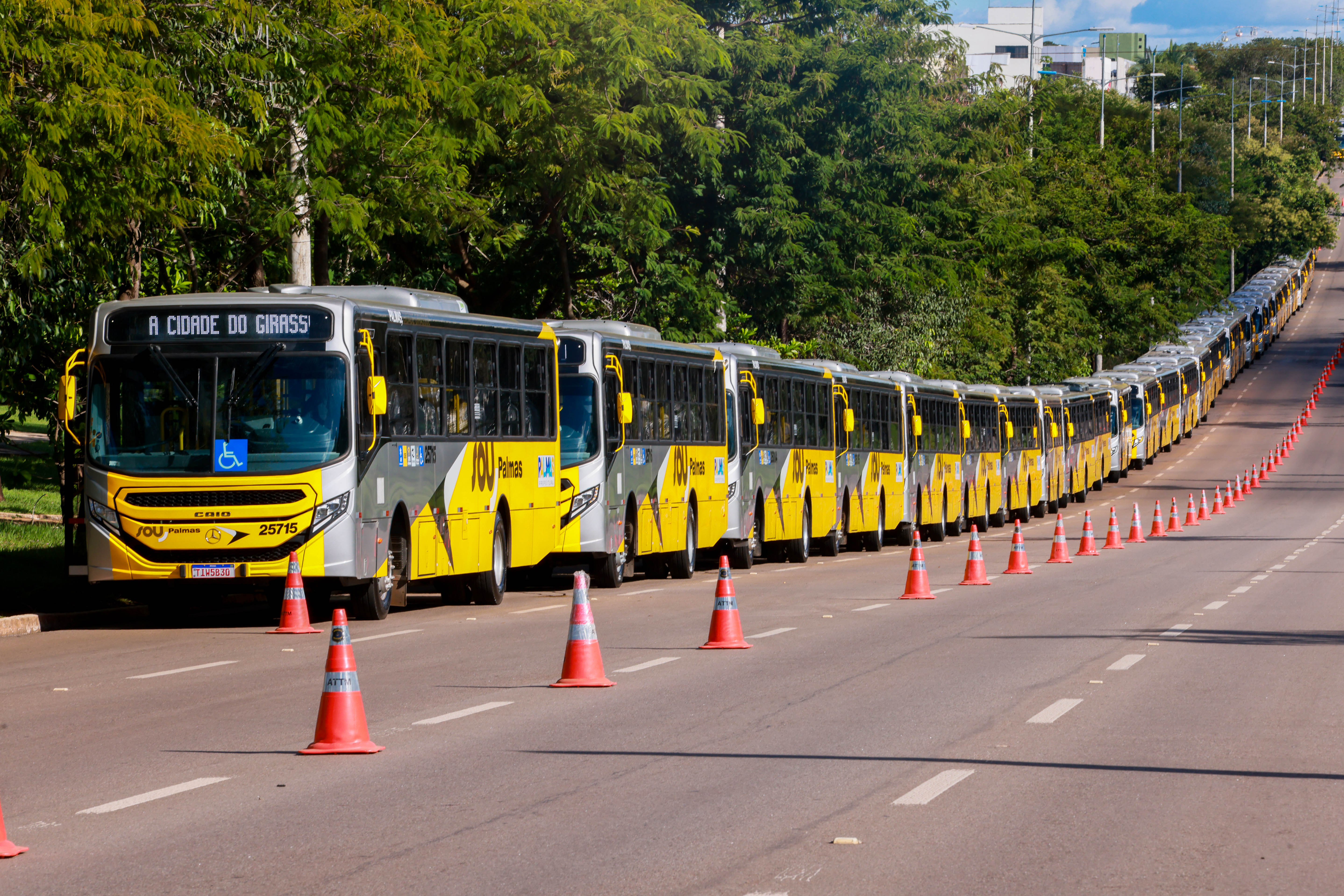 Prefeito Eduardo Siqueira Campos entrega novos ônibus - Foto Lia Mara (20)