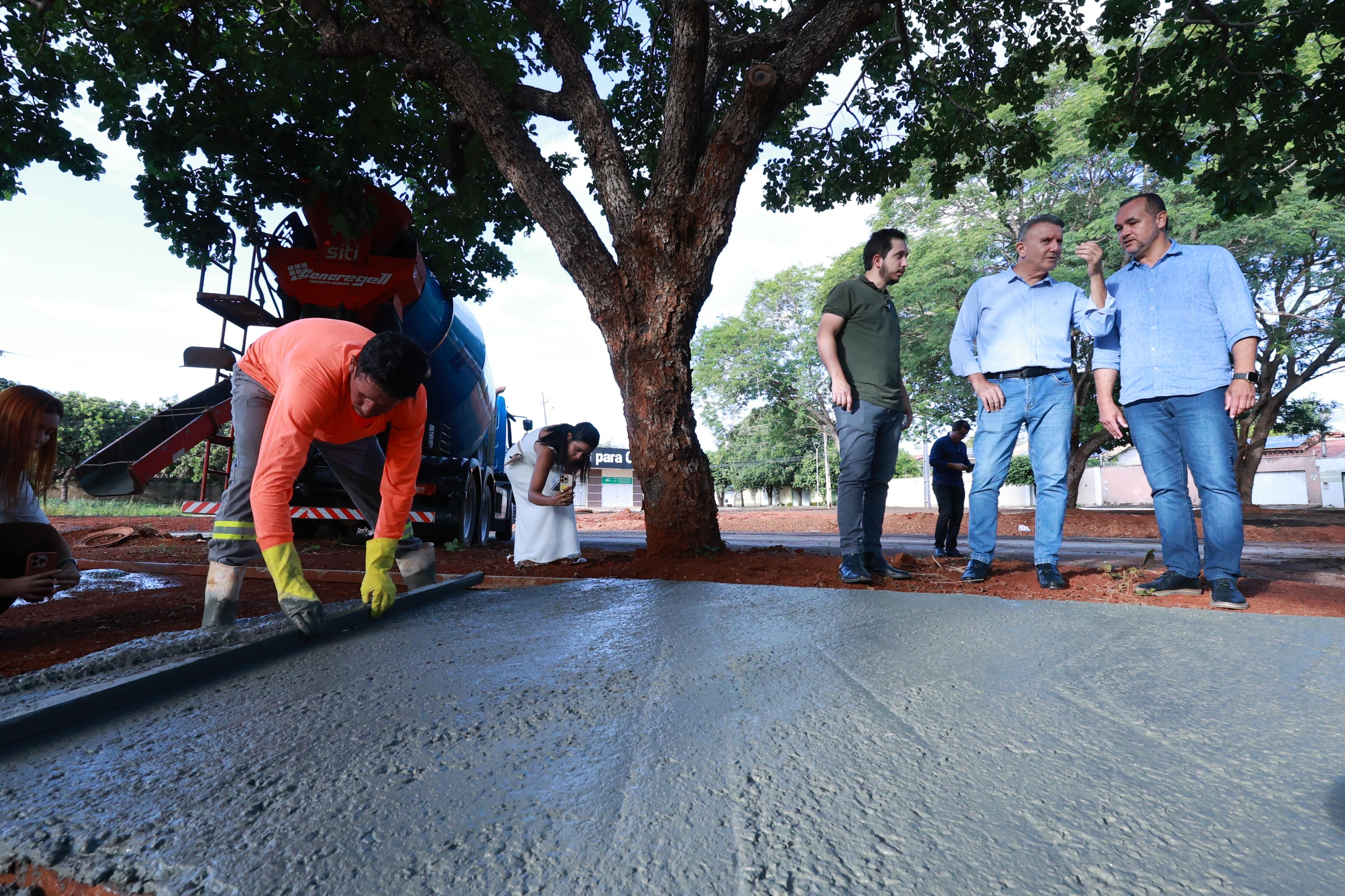Prefeito Eduardo Siqueira acompanha obra da praça da Arne 53, que já alcança 70% de execução