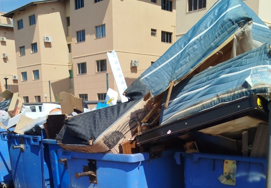 Descarte irregular de entulho em contêineres compromete coleta de lixo e causa prejuízos à Capital