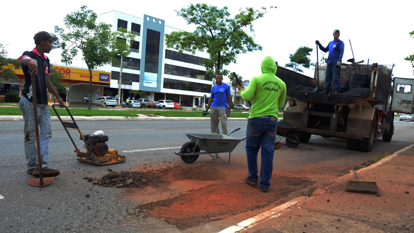 Prefeitura intensifica ação de tapa buracos e limpeza em diversas quadras da Capital