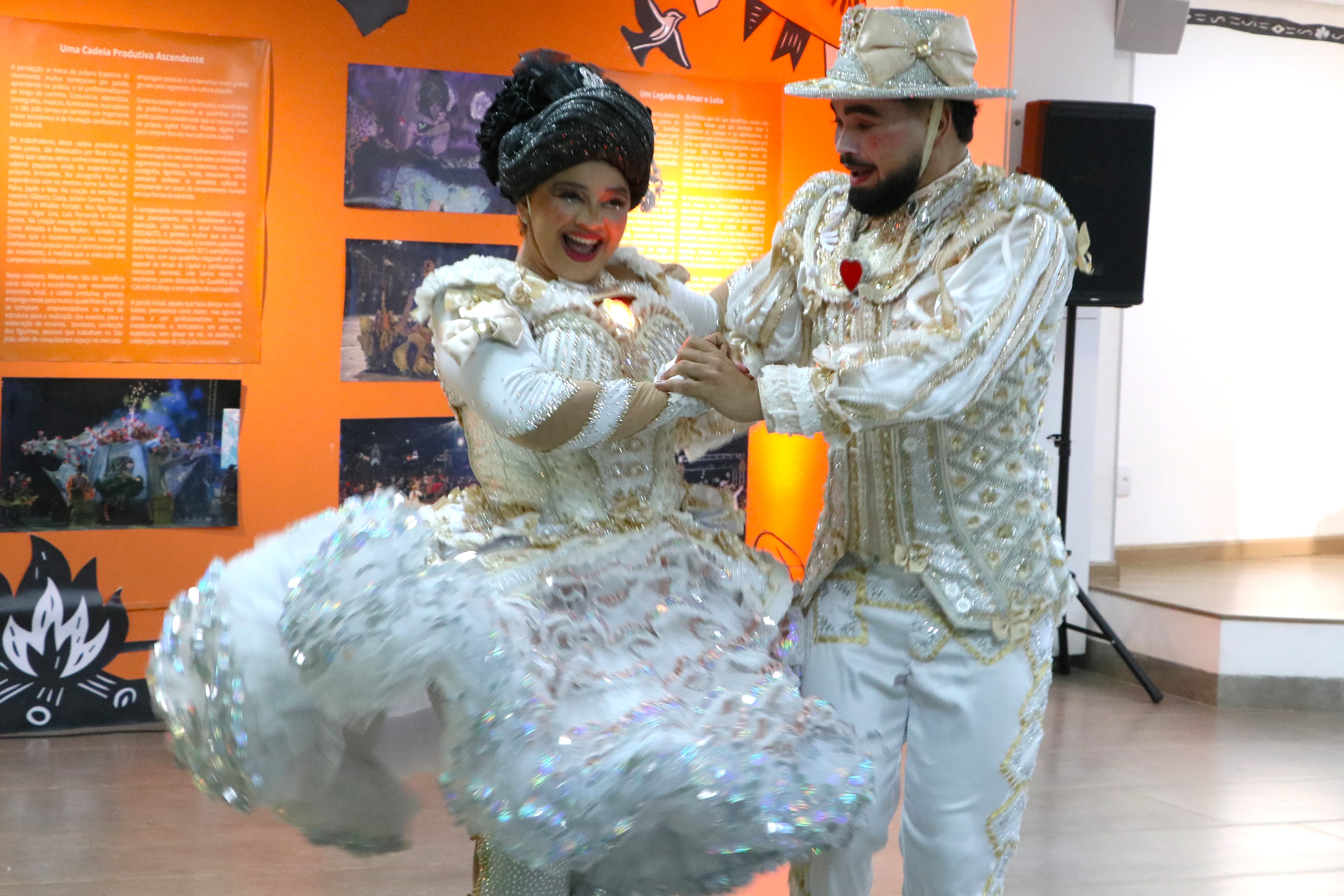 O atual casal de noivos campeão nacional, Jaqueline Guimarães e Felipe Trindade, deu um verdadeiro espetáculo ao se apresentar na Galeria Municipal de Artes