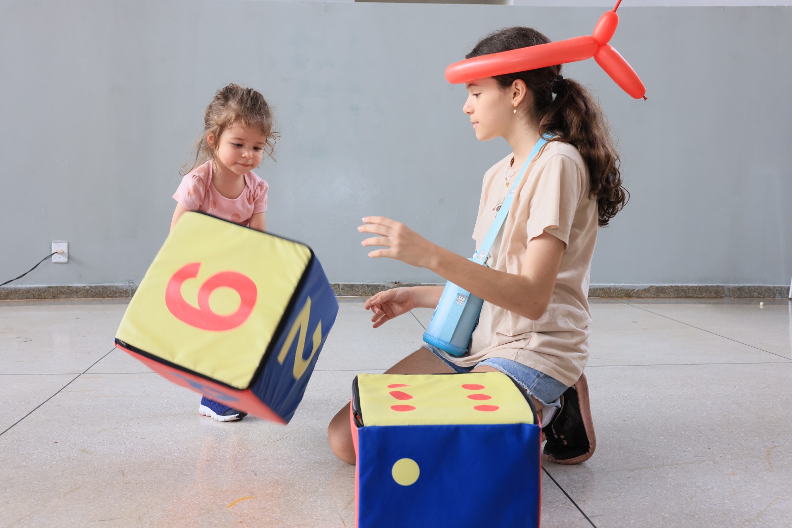 As irmãs Lívia e Helena passaram pela consulta com pediatra e em seguida foram aproveitar os brinquedos e ações culturais  - Foto Lia Mara