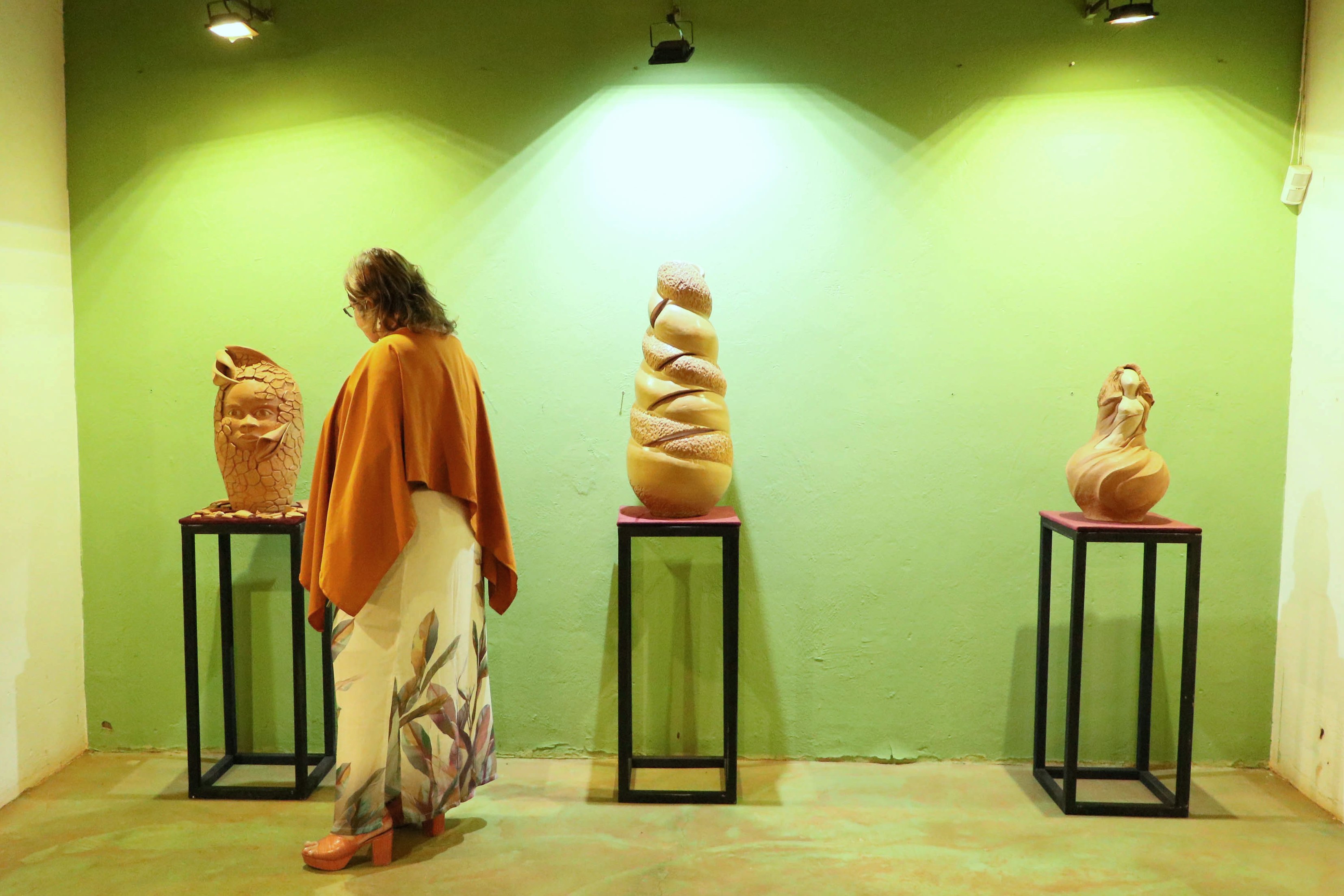 Os movimentos da dança Suça, ancestral manifestação popular afrobrasileira tradicional no Tocantins, são parte do que inspirou a criação das peças da exposição