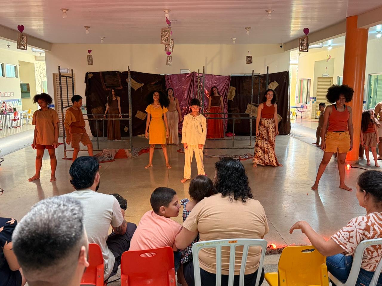 Espetáculo 'Abrigo' encerra a programação da Semana pela Vida realizada pelo Cmei Ana Luíza, em Taquaruçu