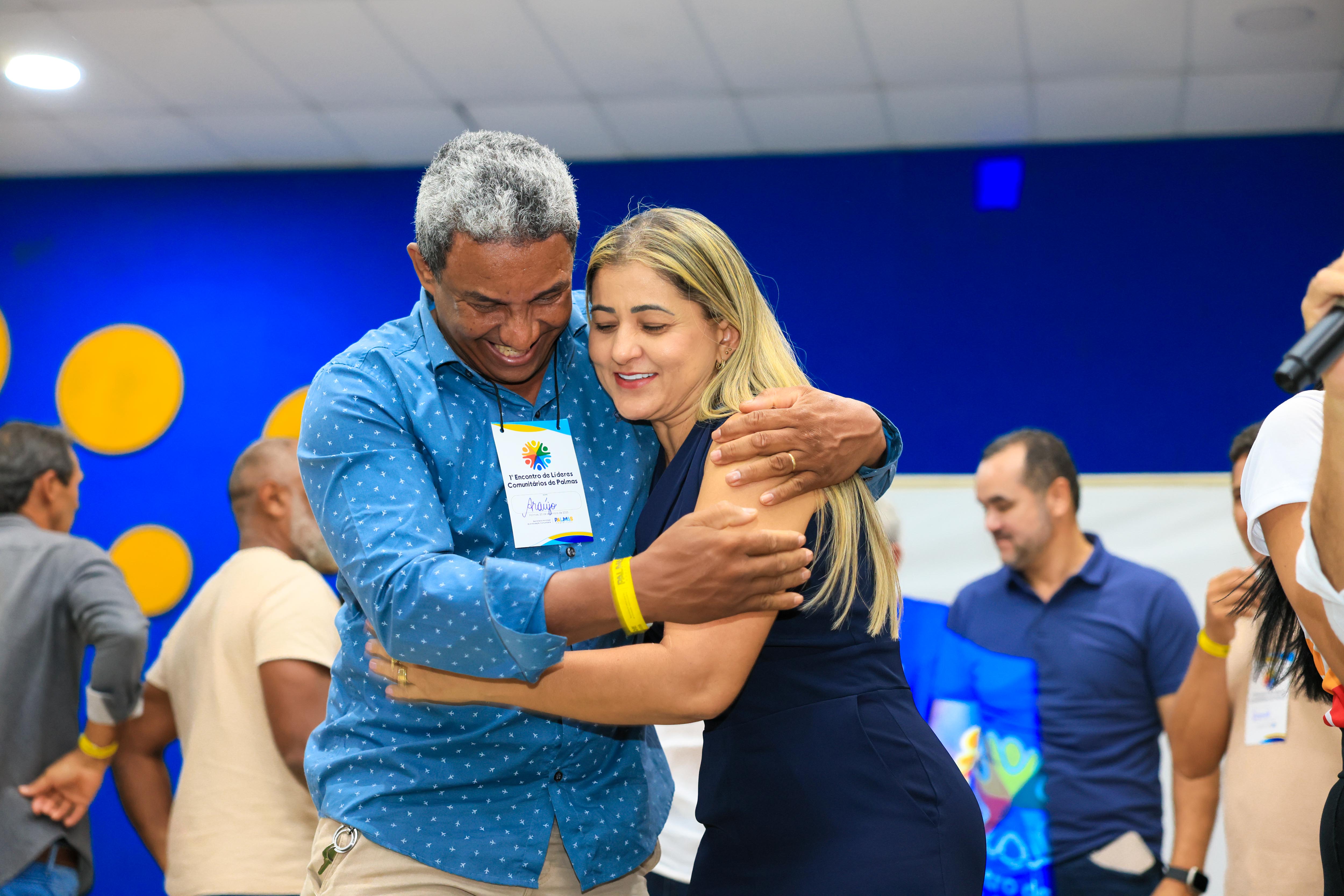 Secretária de Articulação Comunitária Ana Monteiro junto com líder comunitário do setor Sonho Meu