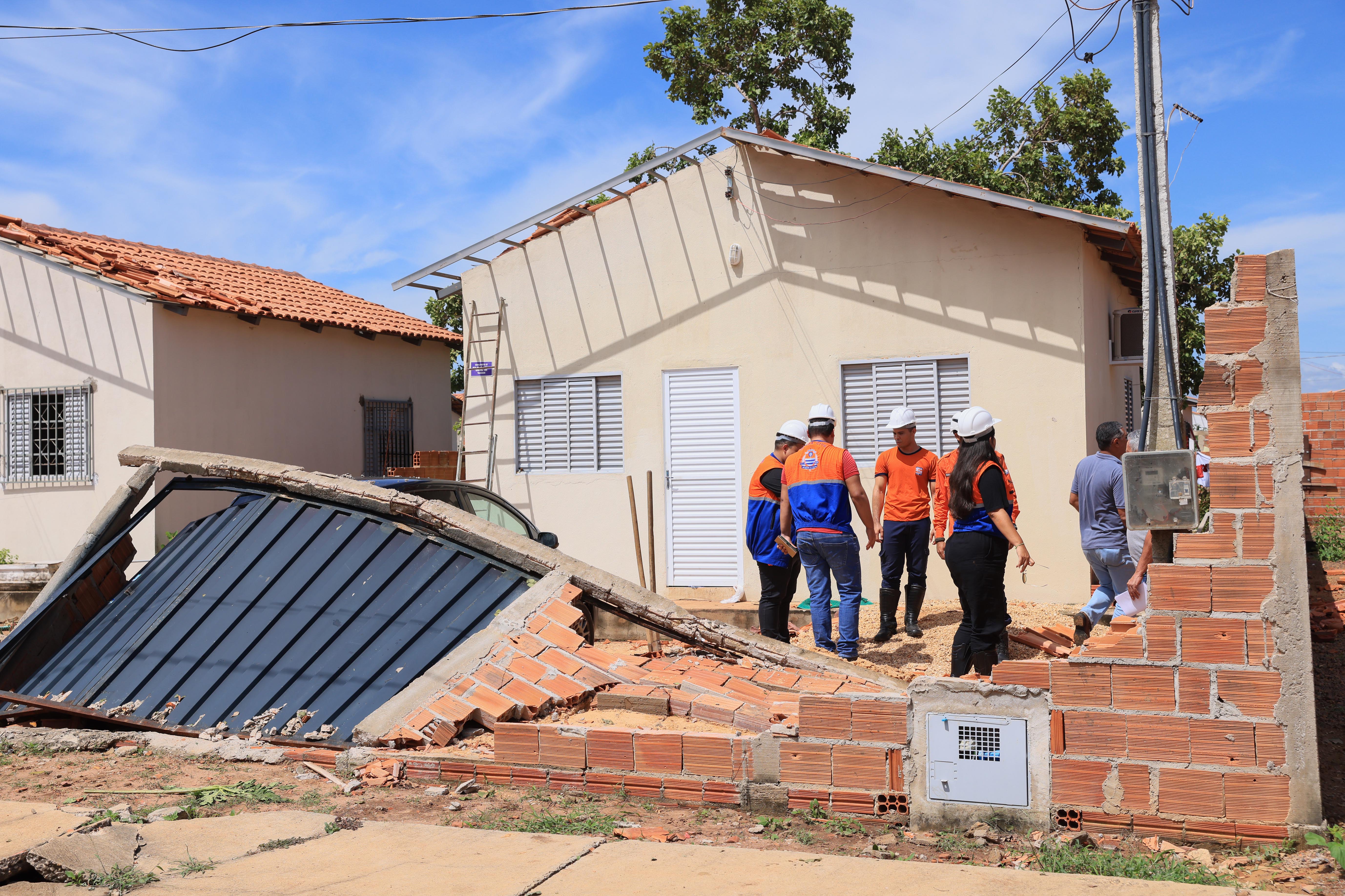 A chuva intensa acompanhada de ventos fortes derrubou árvores, destelhou casas, destruiu tendas e muros e causou interrupção no fornecimento de energia elétrica em parte do bairro - Foto: Júnior Suzuki