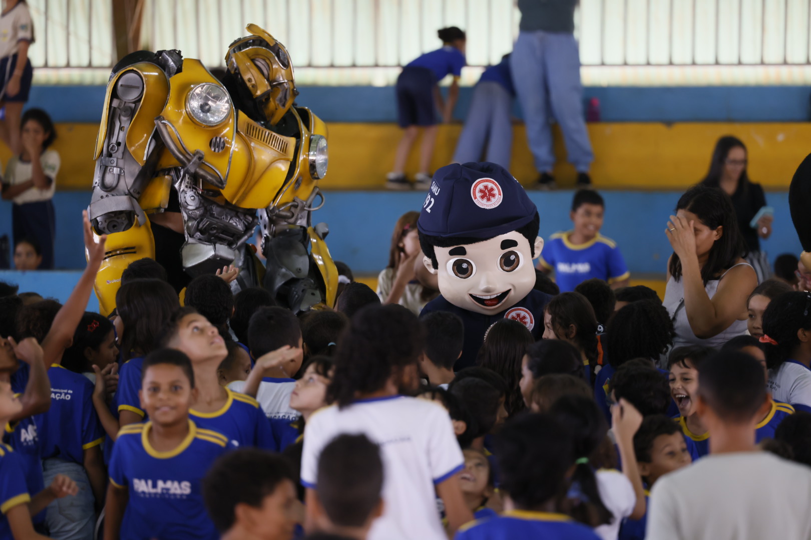 Mascote Samuzito leva orientações sobre primeiros socorros e segurança no trânsito a estudantes