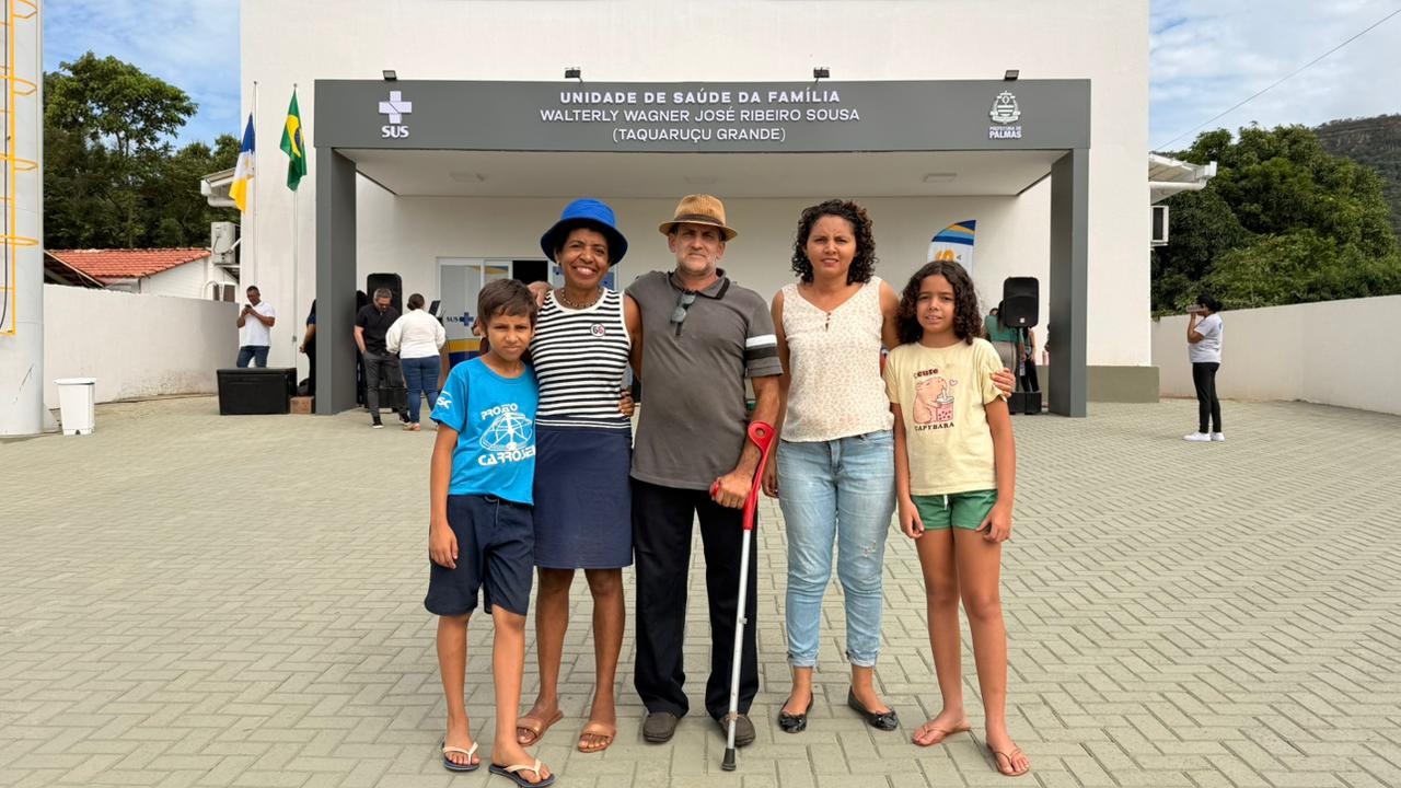 Casal Agapito Felício e Ana Borges (à esq) e sua vizinha Maria Aline Reis (à dir), comemoram a reforma