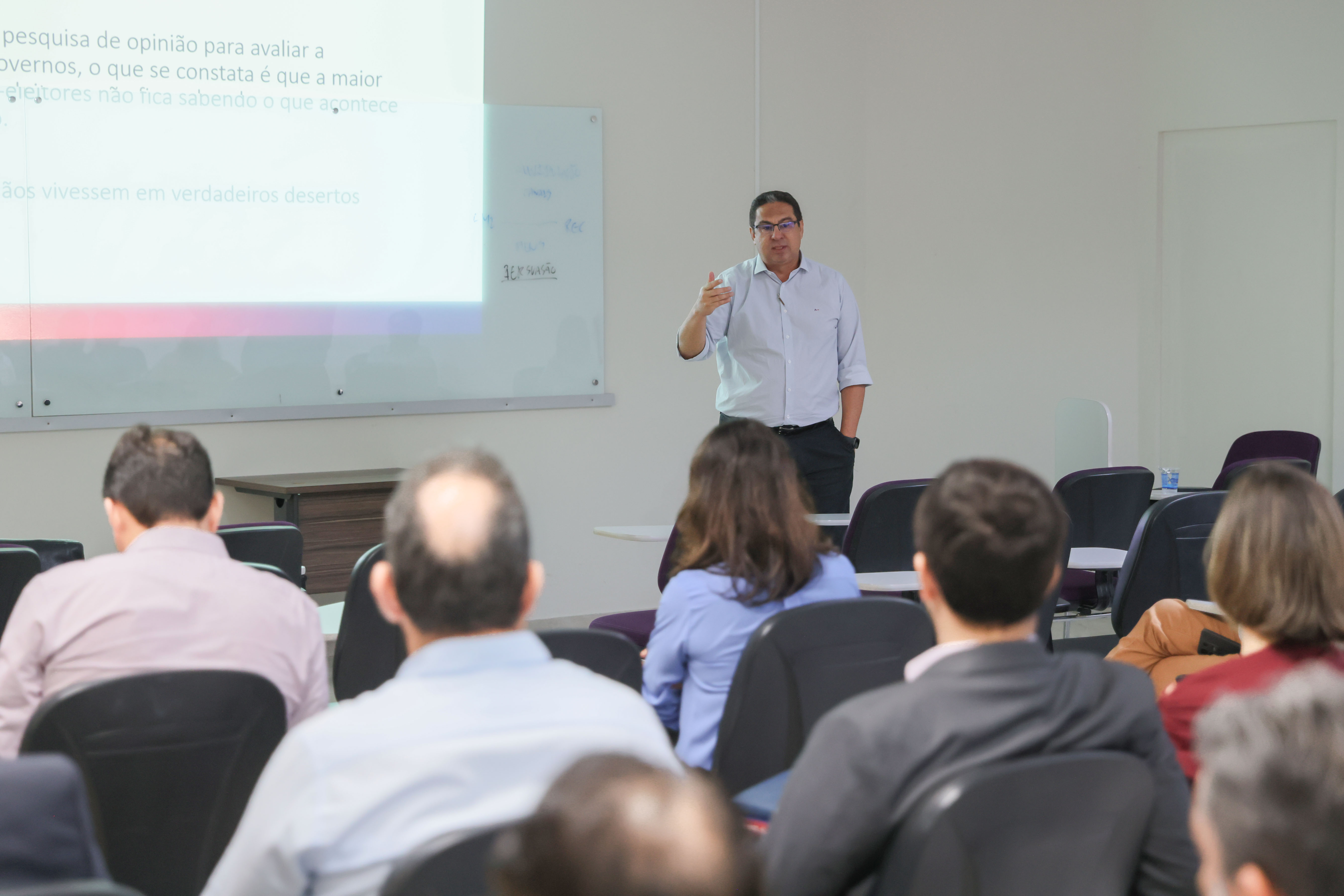 Secretário de Comunicação de Palmas, Élcio Mendes
explicou aos participantes foco da comunicação municipal no cidadão
Foto: Júnior Suzuki