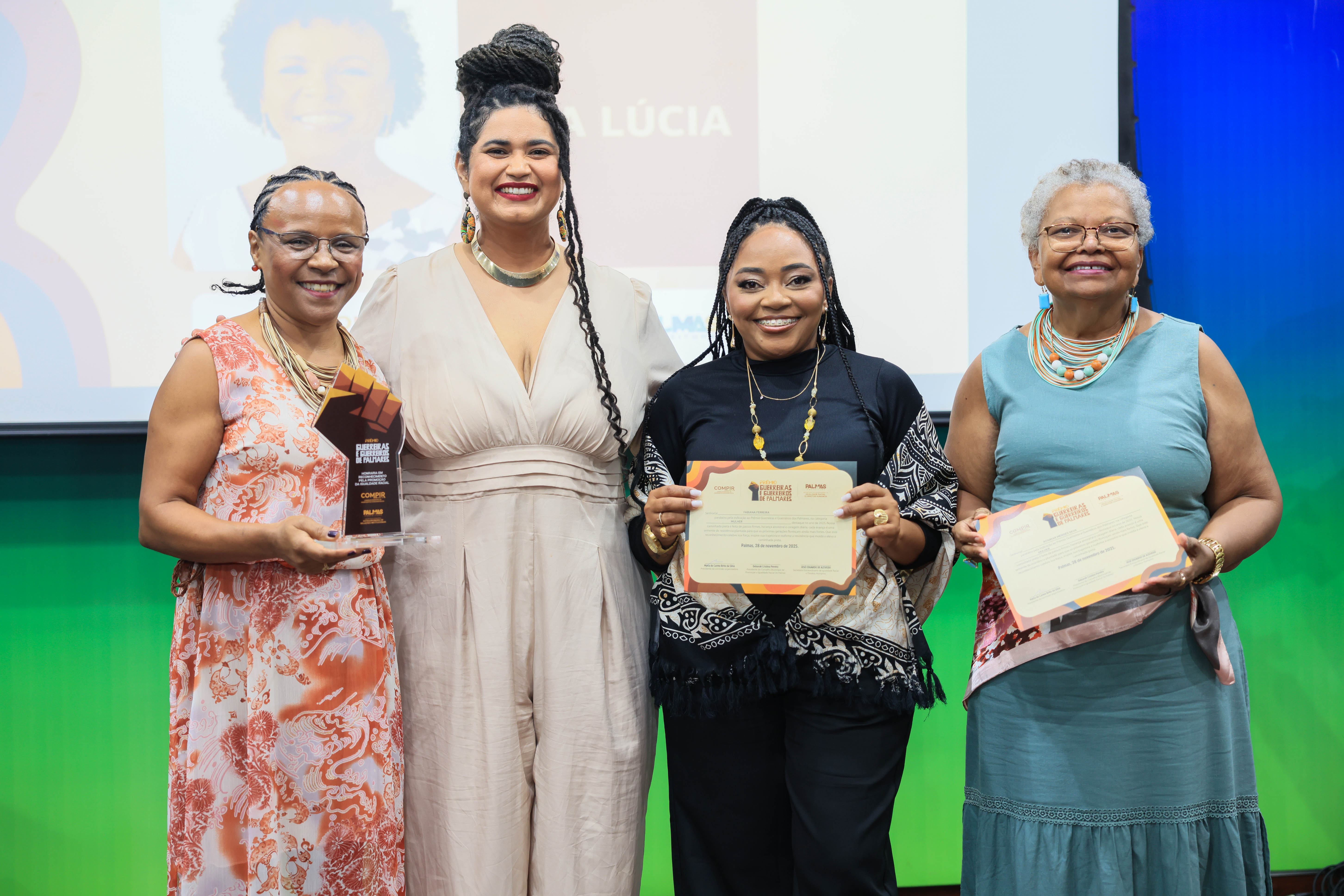 A vereadora Thamires Lima do Coletivo SOMOS premiou a professora Ana Lúcia como vencedora da categoria Mulher.