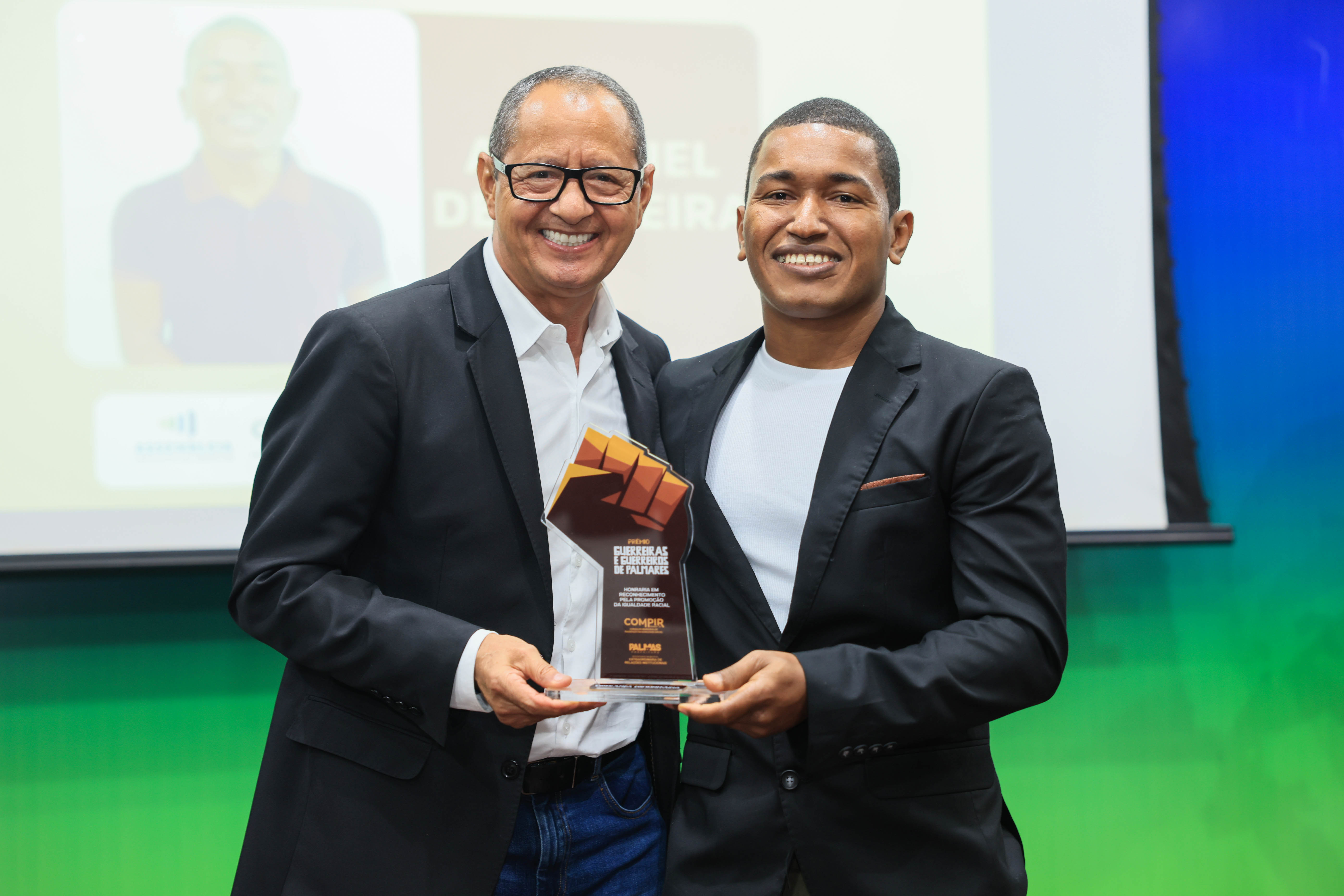 O secretário Soró entregou o prêmio de Liderança Comunitária a Antoniel de Oliveira.