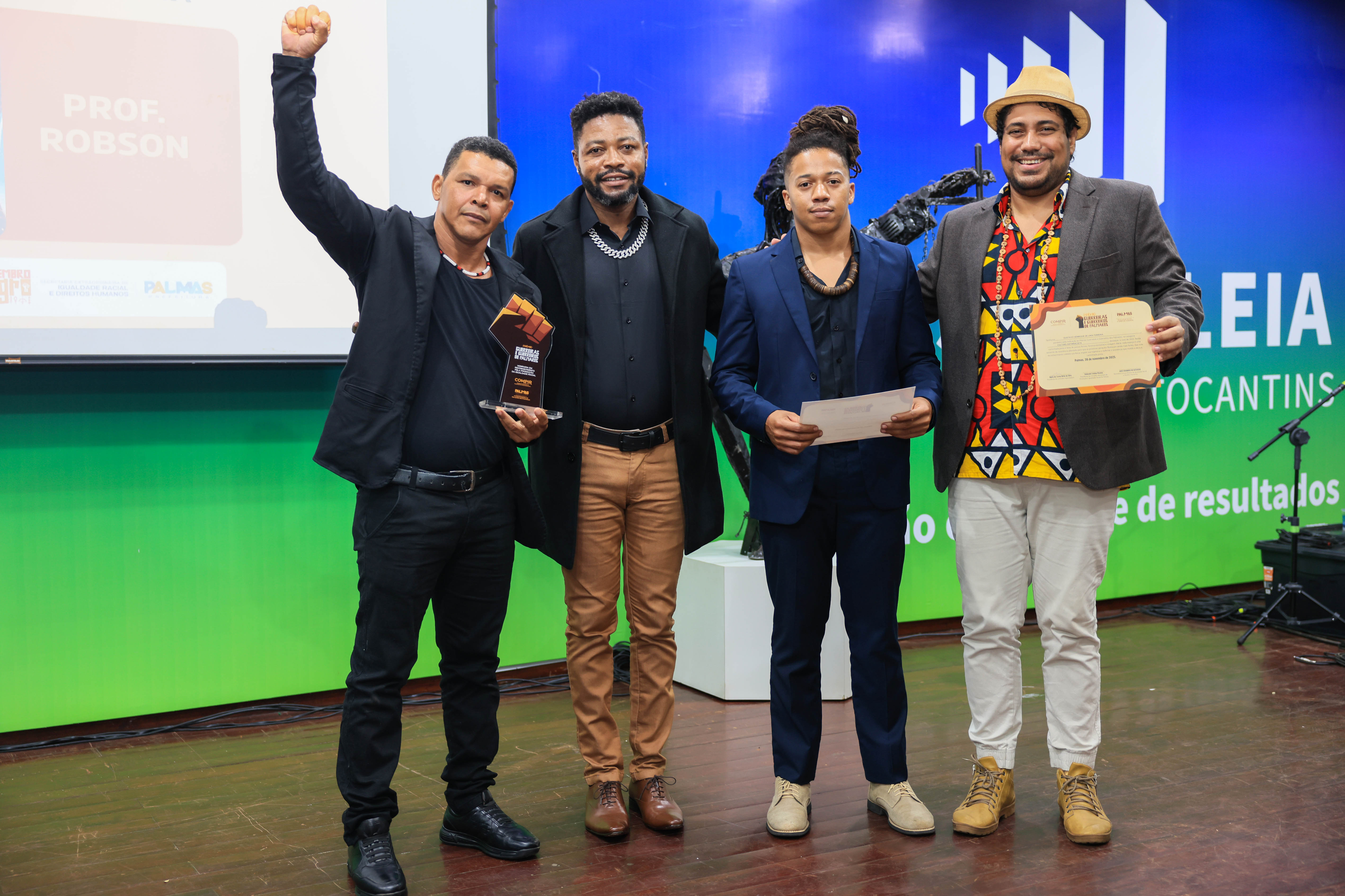 A categoria Cultura Antirracista ficou com o Prof. Robson.