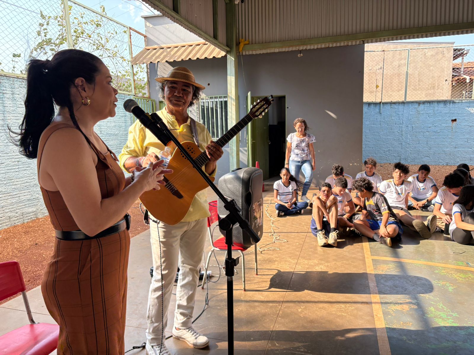 A diretora da escola Kássia Fernandes agradeceu a presença do músico  na escola e destacou a seu talento para os alunos
