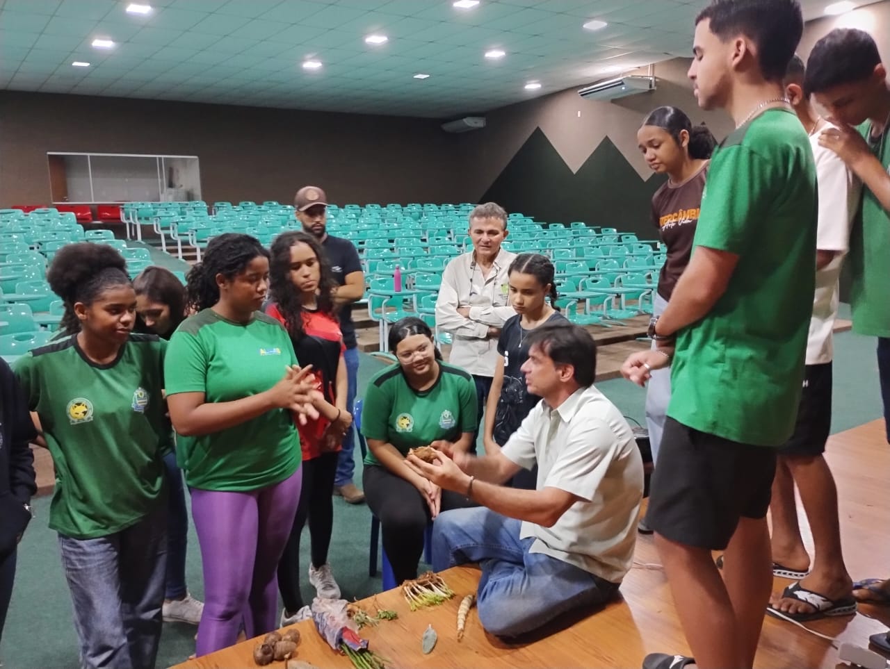 Alunos demonstraram interesse pelo tema e conheceram de perto algumas hortaliças
